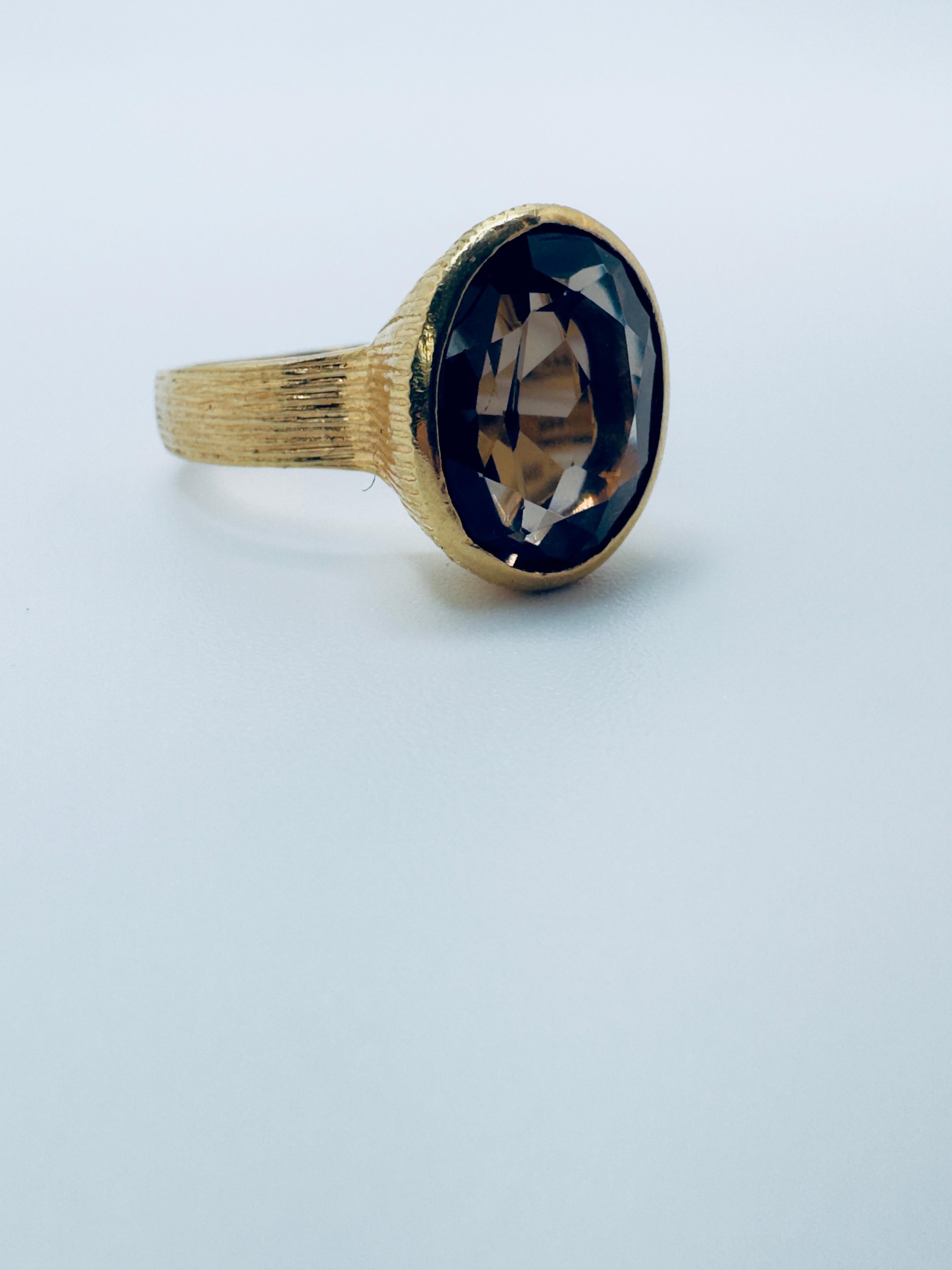 Bague texturée en or jaune 18 carats avec topaze fumée ovale en vente 2