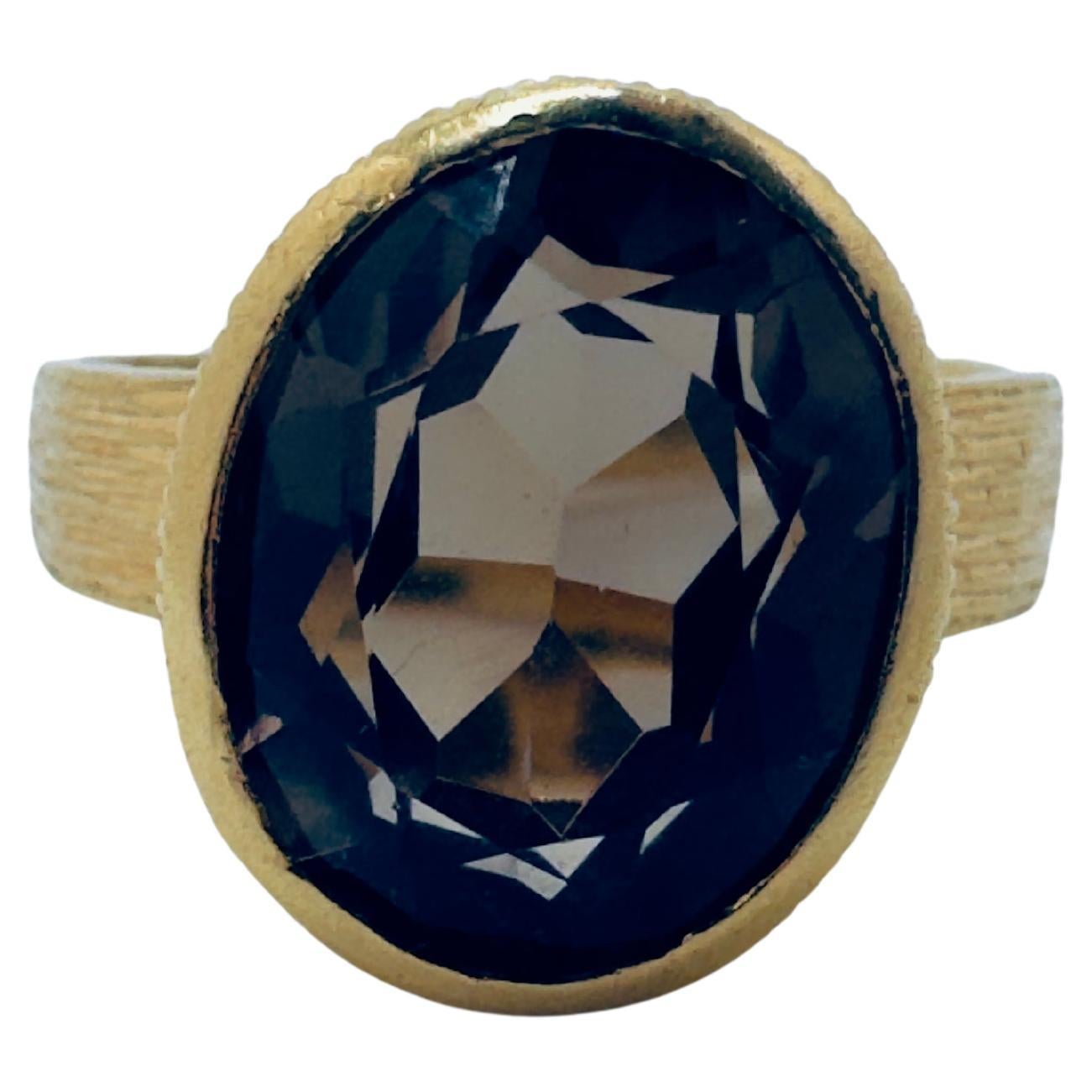 Bague texturée en or jaune 18 carats avec topaze fumée ovale