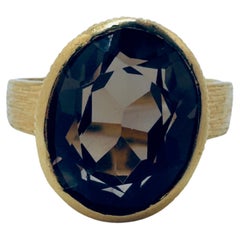 Bague texturée en or jaune 18 carats avec topaze fumée ovale