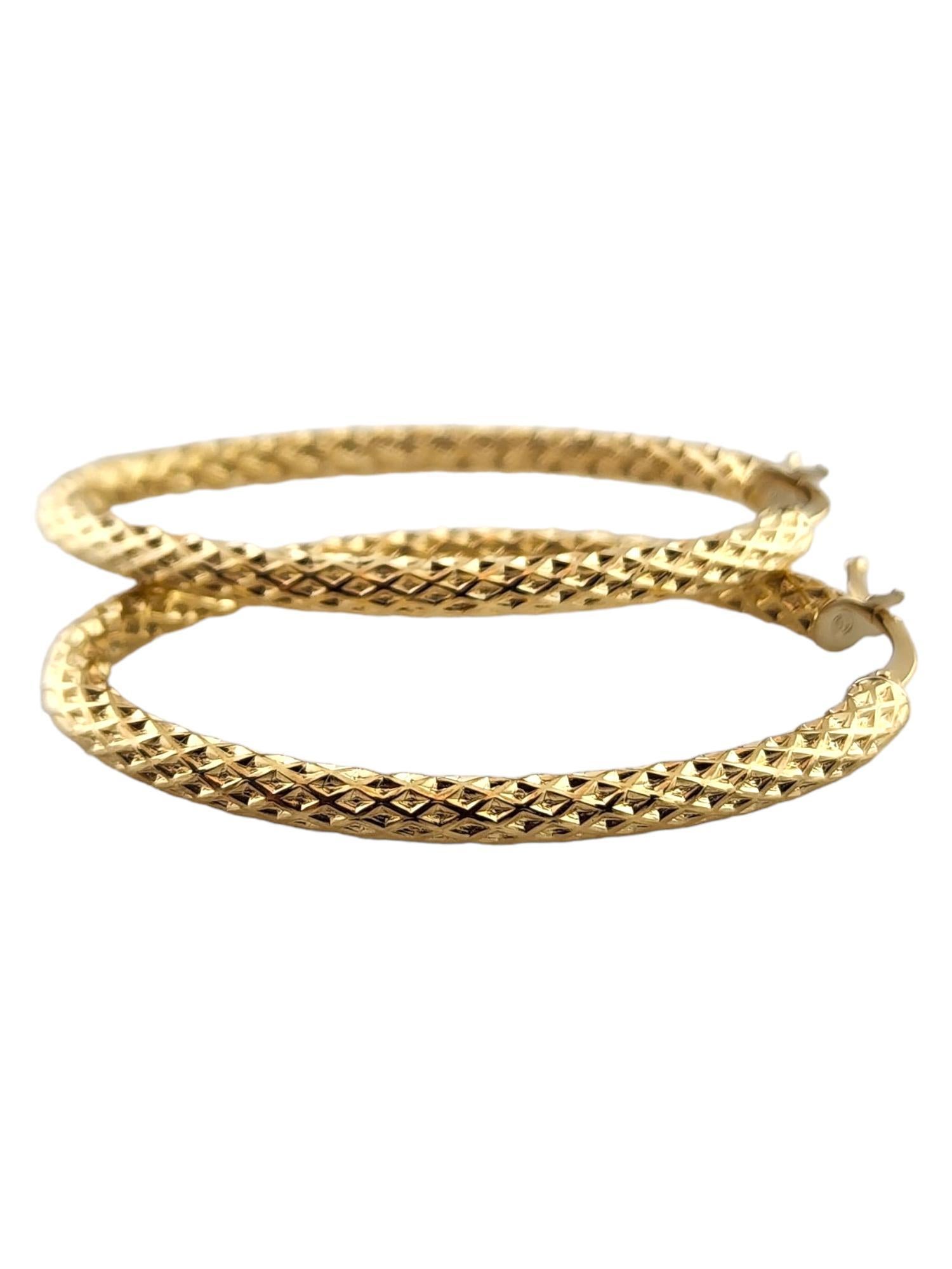 Créoles ovales texturées en or jaune 18 carats #18317 Bon état - En vente à Washington Depot, CT