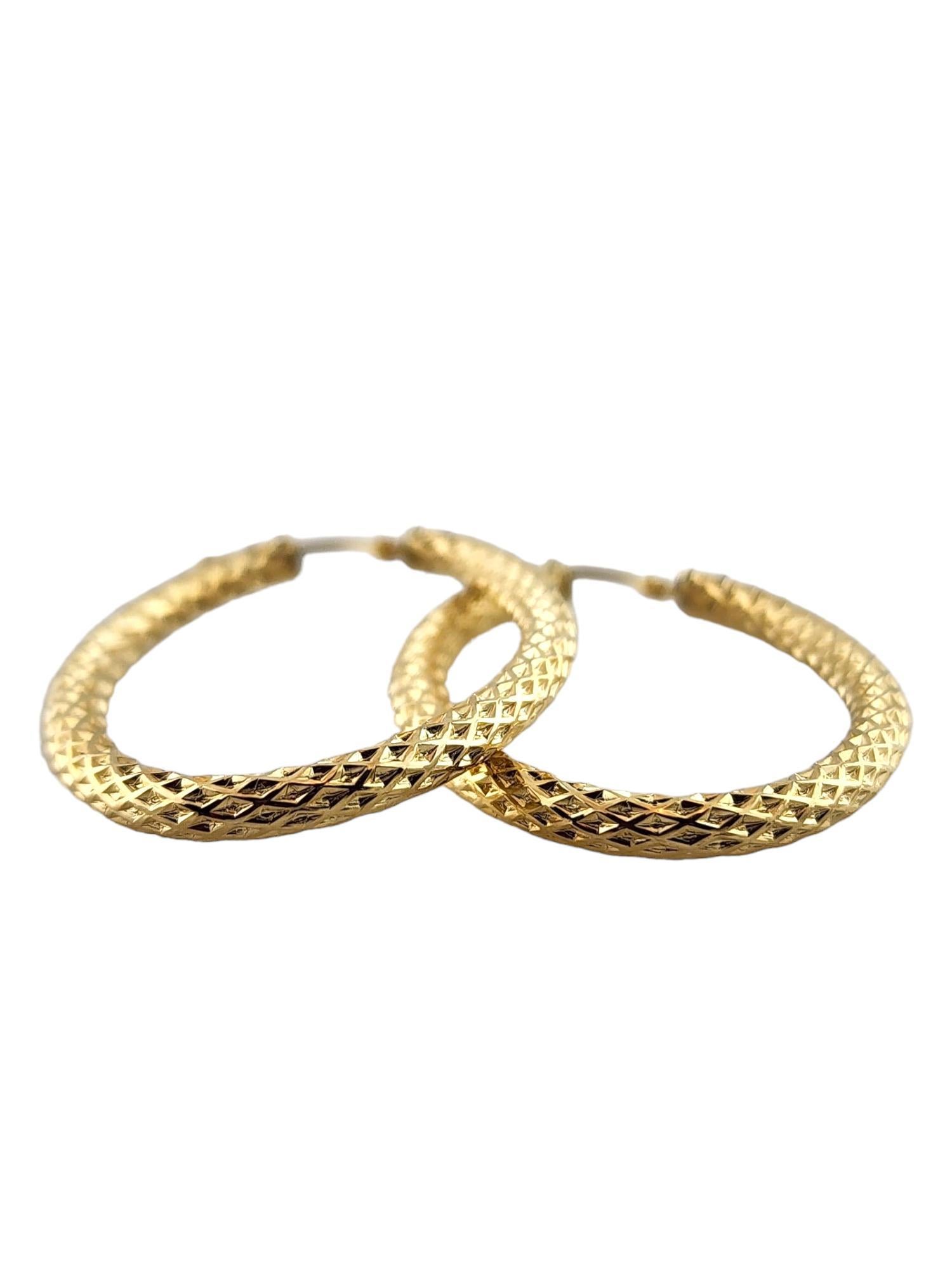 Créoles ovales texturées en or jaune 18 carats #18317 Pour femmes en vente