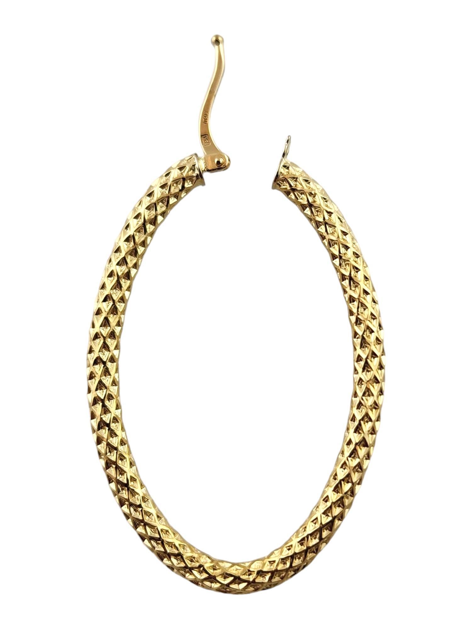 Créoles ovales texturées en or jaune 18 carats #18317 en vente 1