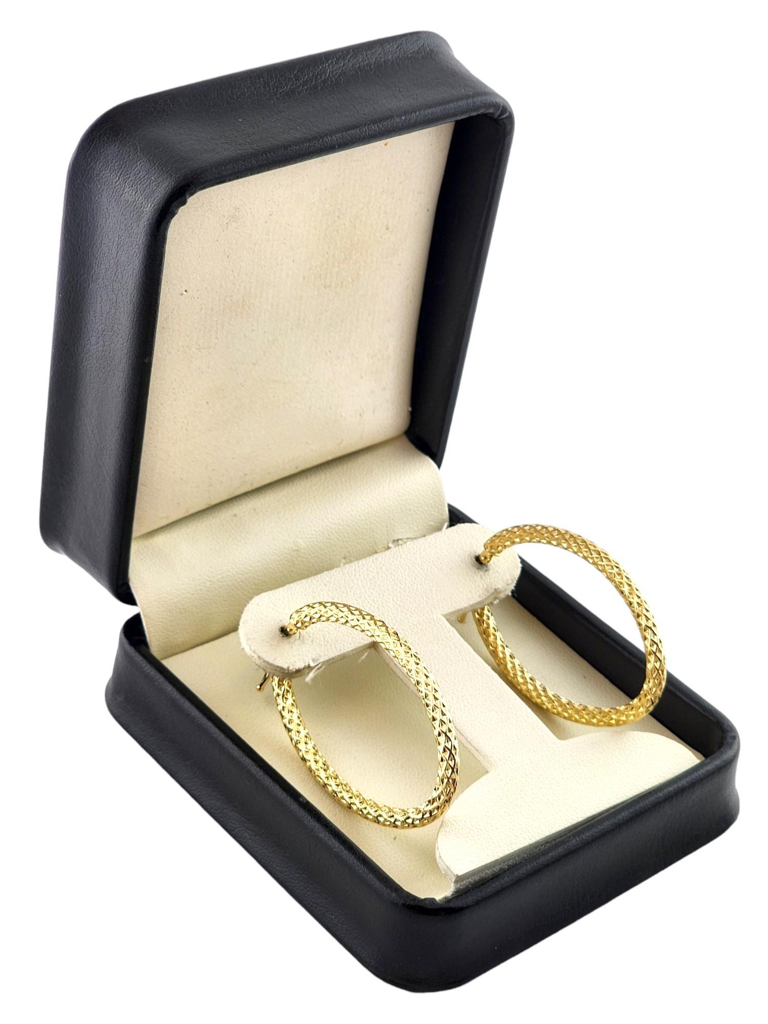 Créoles ovales texturées en or jaune 18 carats #18317 en vente 3