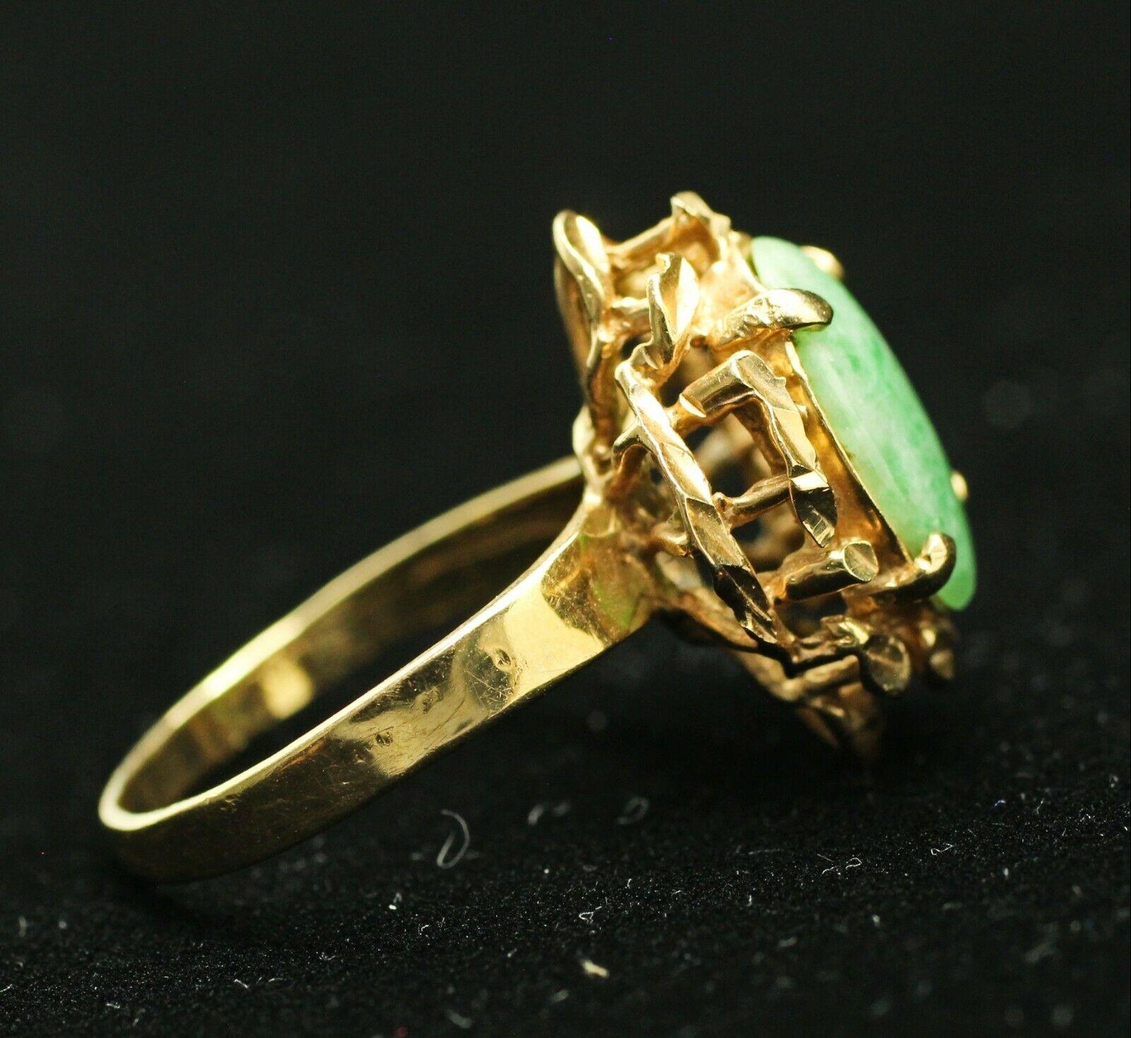 Ovaler Vintage-Jade-Ring aus 18 Karat Gelbgold im Zustand „Hervorragend“ in Los Angeles, CA