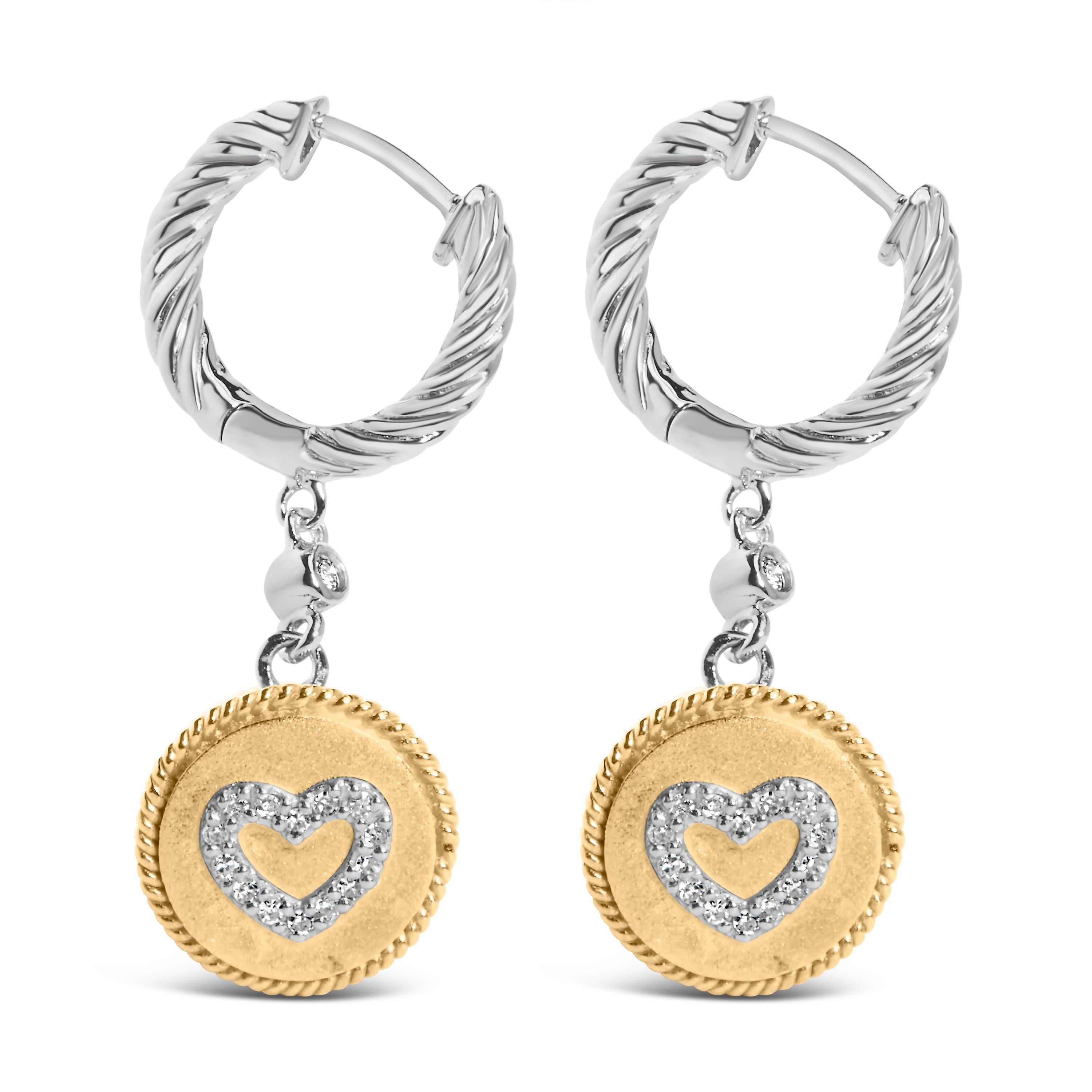 Date un capricho de elegancia y sofisticación con nuestros Pendientes Colgantes y Medallón Corazón de Diamantes de Plata de Ley .925 Chapados en Oro Amarillo de 18 quilates. Cada pendiente lleva un cautivador diamante natural con un peso total de