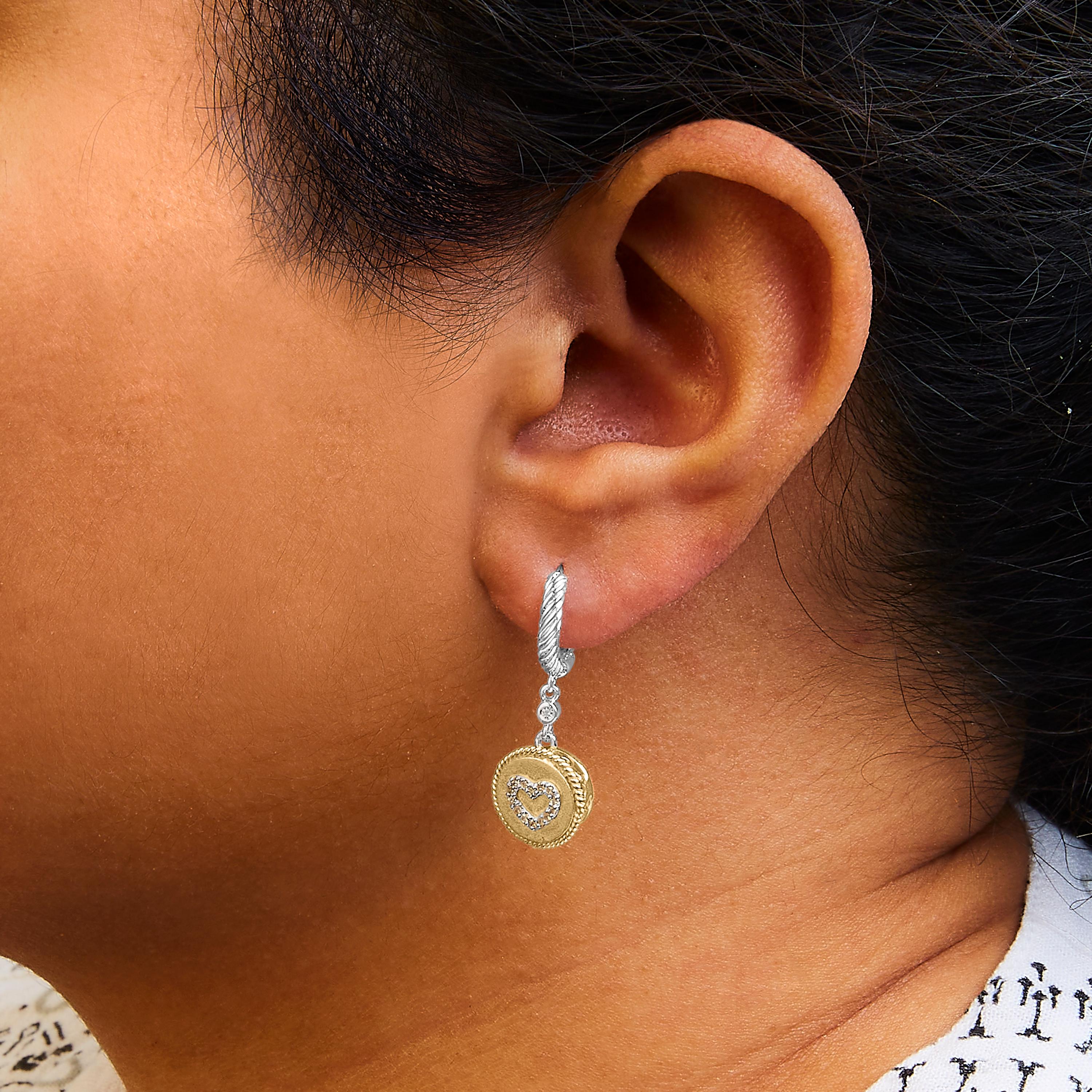Pendientes colgantes de oro amarillo de 18 quilates sobre plata con medalla de corazón y diamantes de 1/8 ct en Nuevo estado para la venta en New York, NY