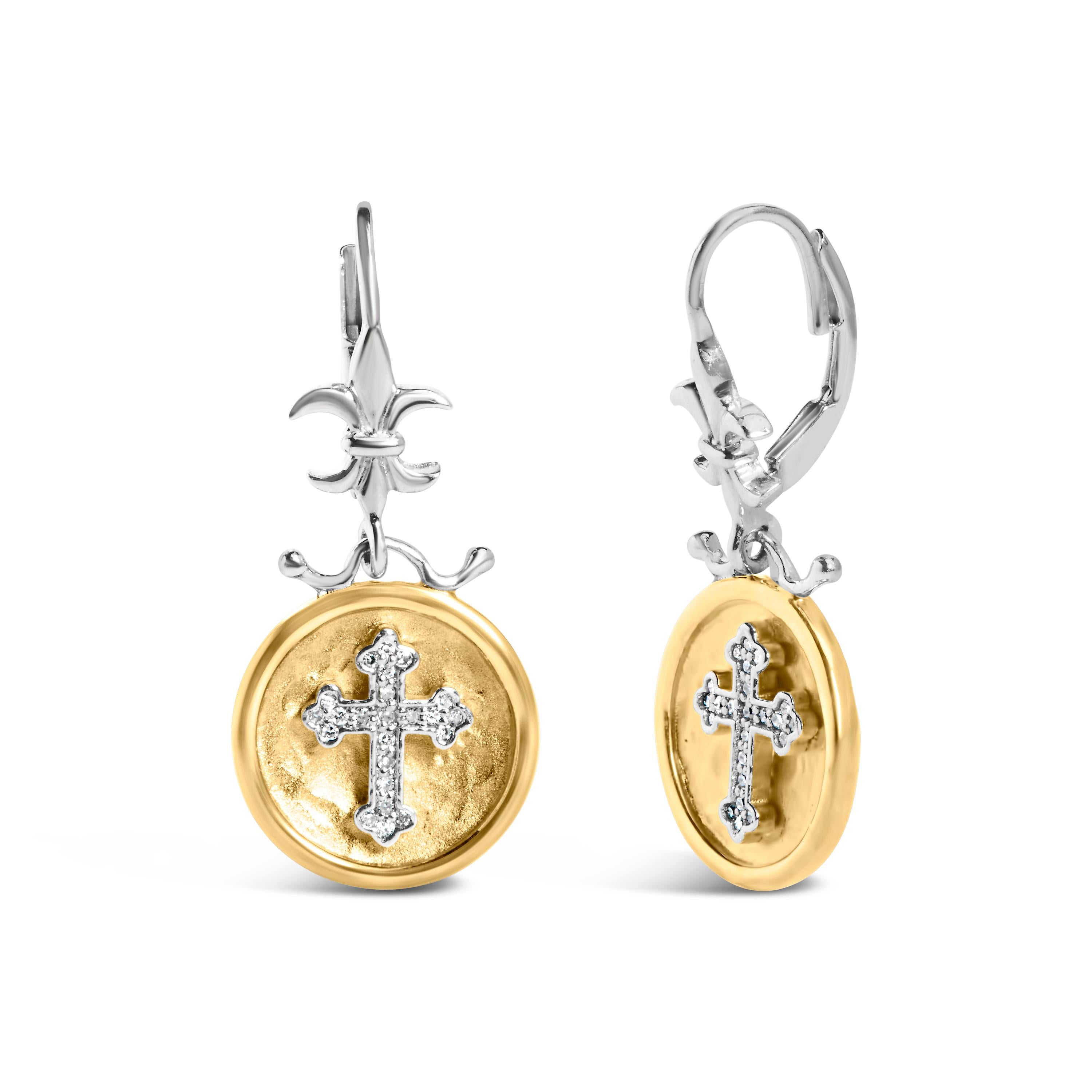 Moderno Orecchino con medaglione di diamanti da 1/8 Cttw in oro giallo 18K e argento con croce penzolante in vendita