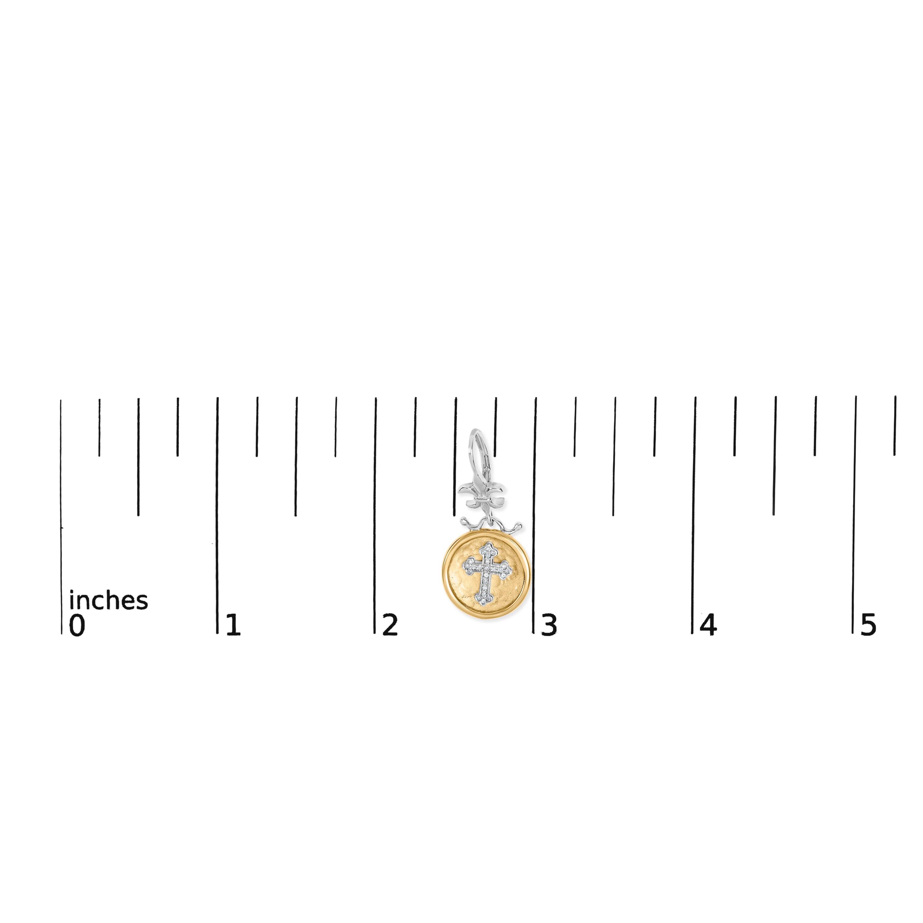 Orecchino con medaglione di diamanti da 1/8 Cttw in oro giallo 18K e argento con croce penzolante In condizioni Nuovo in vendita a New York, NY