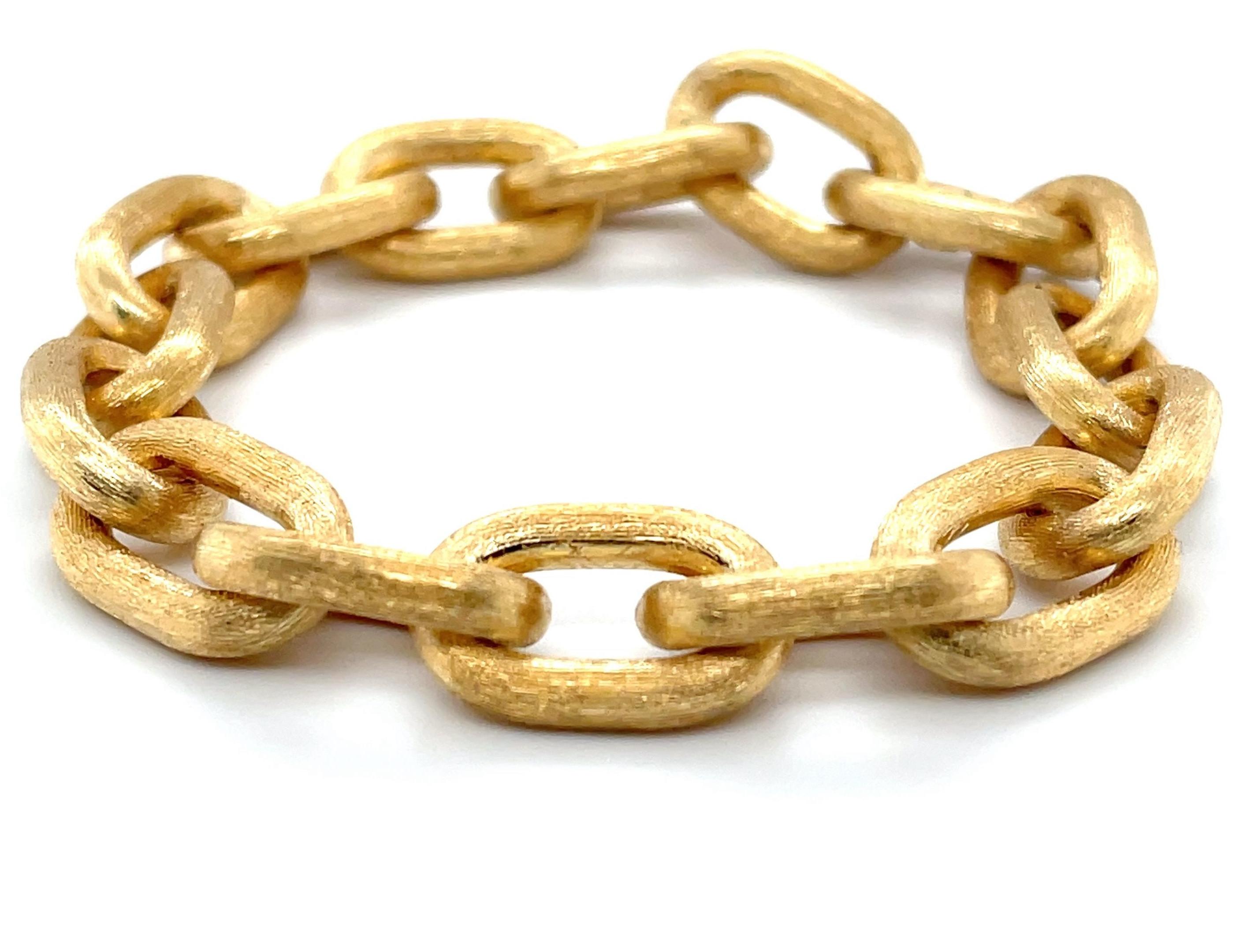 This stunning 18k yellow gold bracelet has an impressive, substantial appearance and is beautifully comfortable to wear! The invisible hinged clasp is complete with a safety catch and each oversized link has an elegant Florentine finish for a truly