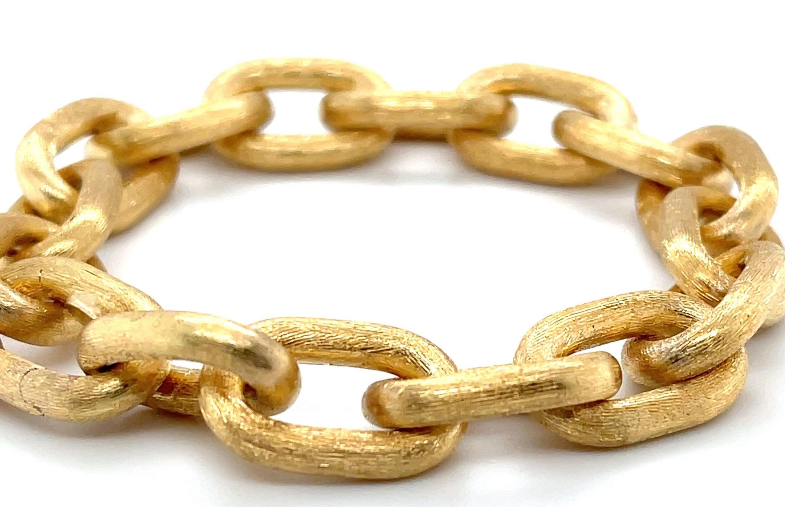 18k Yellow Gold Oversized Link Bracelet, Florentine Finish In New Condition For Sale In Los Angeles, CA