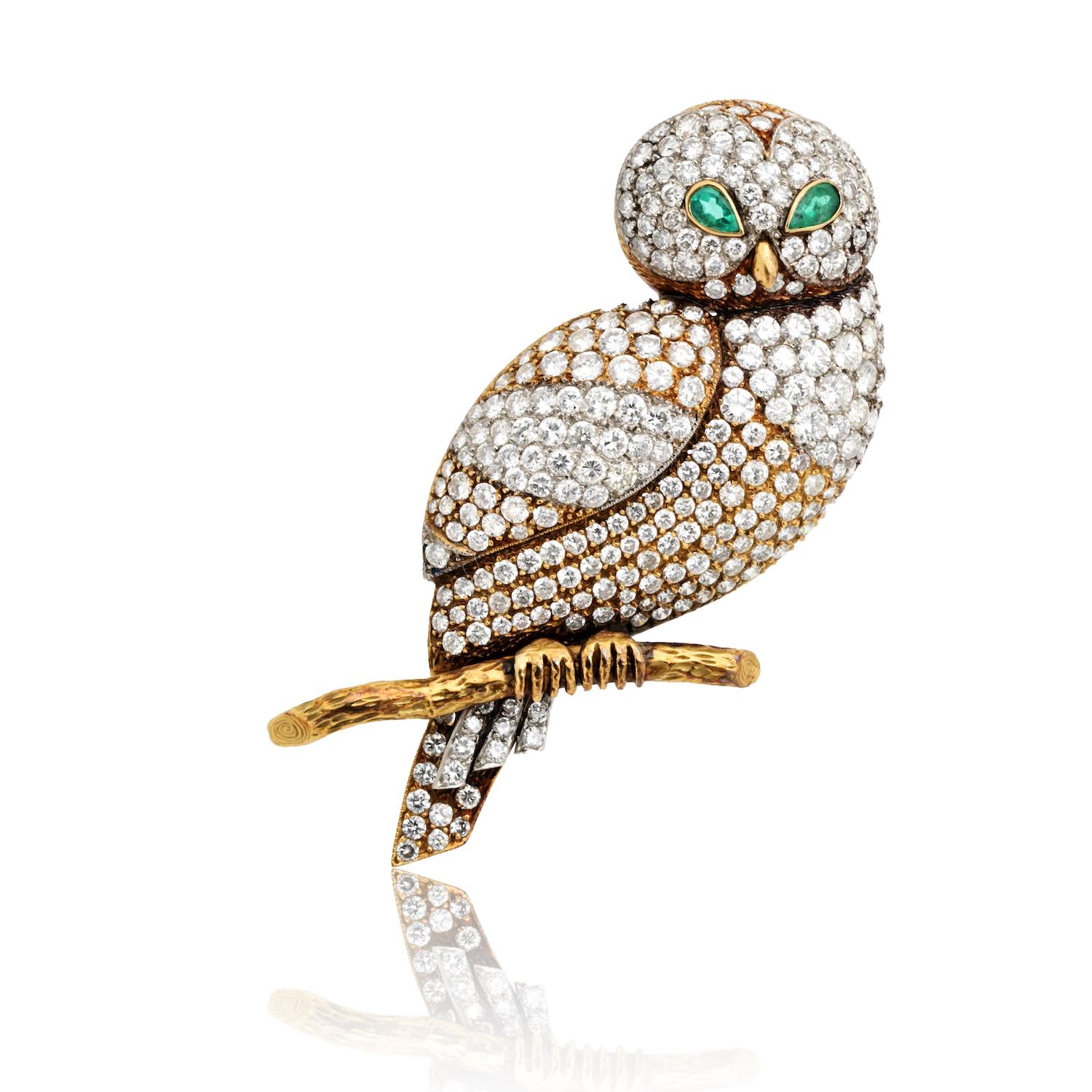 Cette exquise broche hibou en diamants, fabriquée en France, capture magnifiquement l'élégance et le charme d'un sage hibou perché sur une branche. Le corps du hibou scintille d'environ 8,50 carats de diamants de taille ronde, méticuleusement sertis