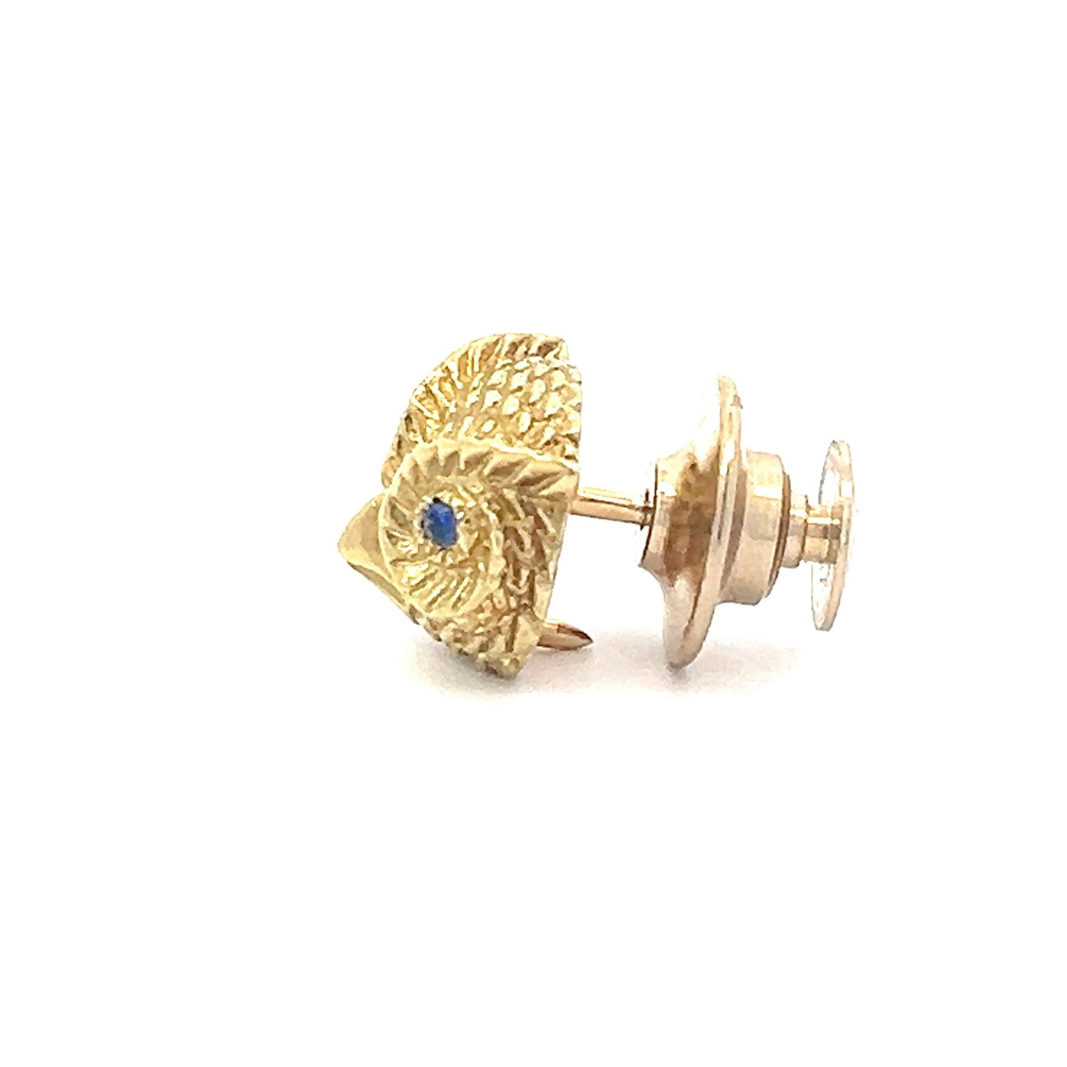 18k Yellow Gold Owl lapel Pin/ Tie Tack With Sapphire Eyes In New Condition For Sale In New York, NY