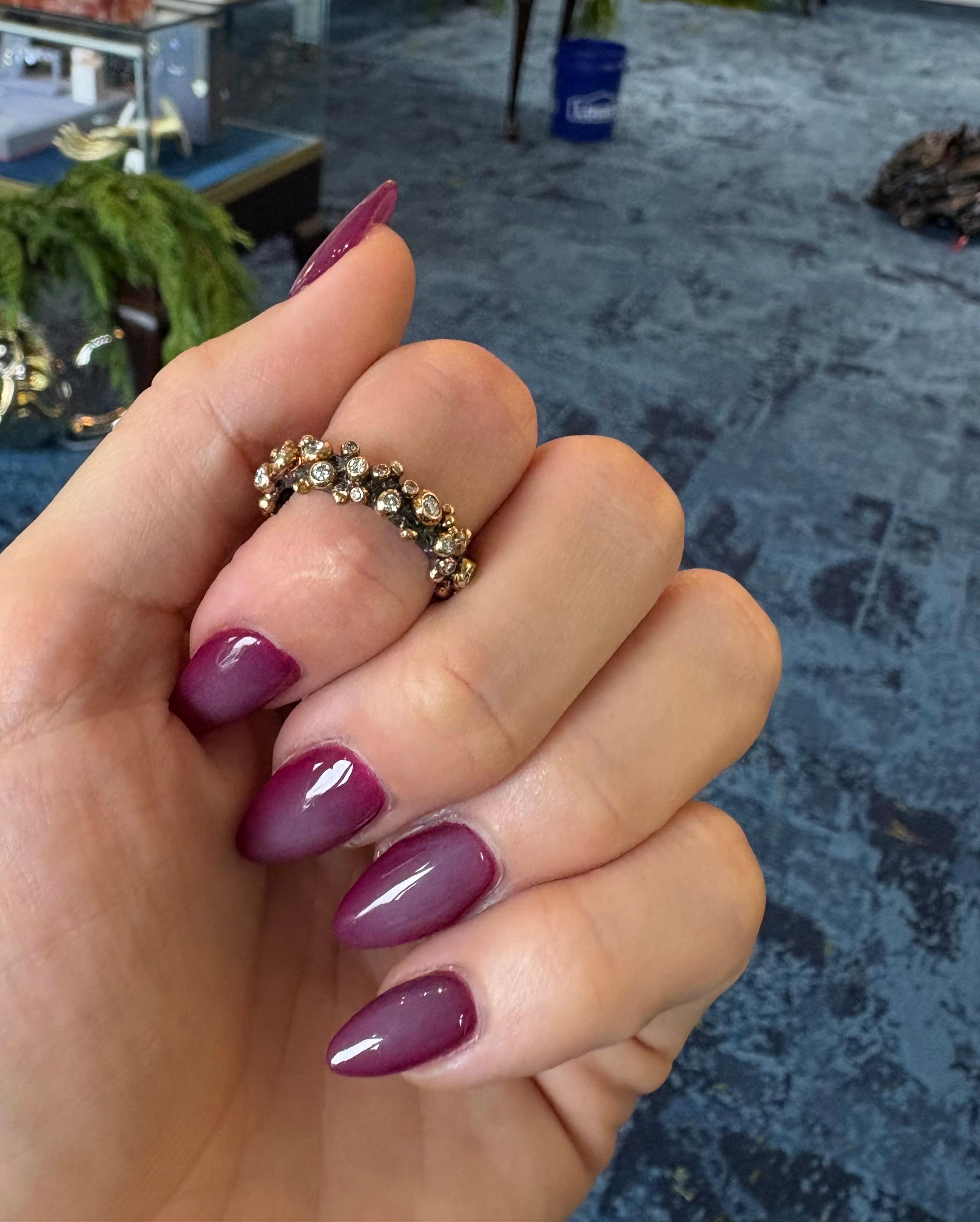 Estetismo Anello a grappolo con diamante taglio brillante rotondo in oro giallo 18 carati e argento ossidato in vendita