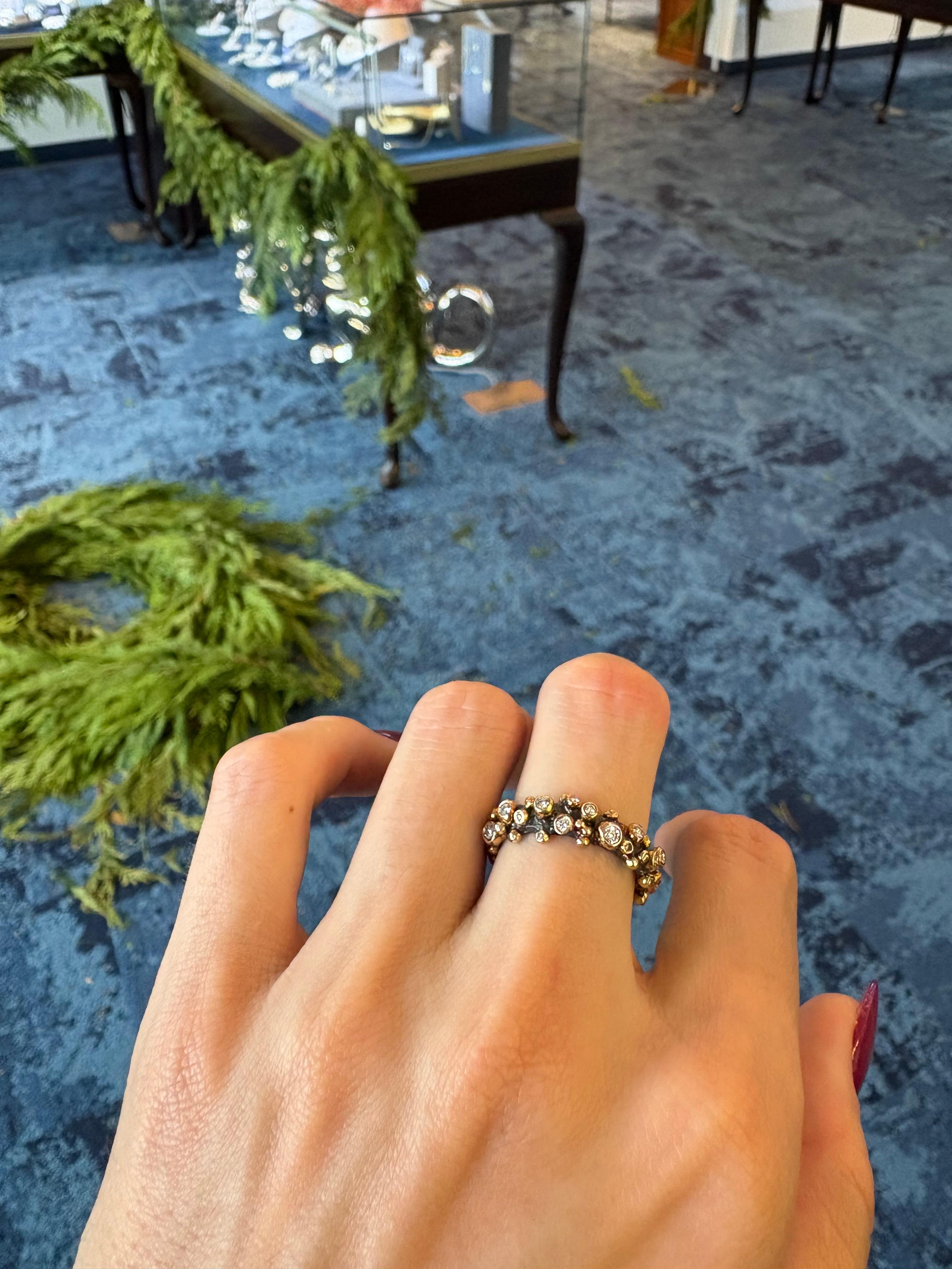 Anello a grappolo con diamante taglio brillante rotondo in oro giallo 18 carati e argento ossidato In condizioni Nuovo in vendita a Virginia Beach, VA