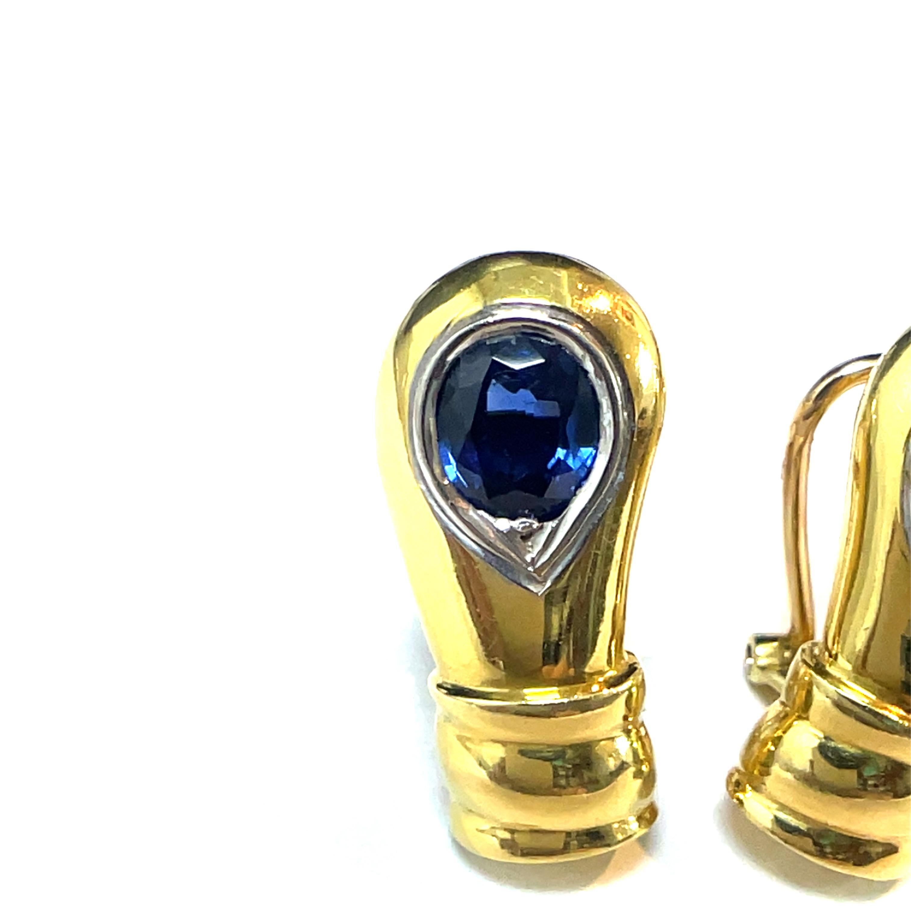 Moderne Boucles d'oreilles Pablo en or jaune 18k avec diamants et saphirs en vente