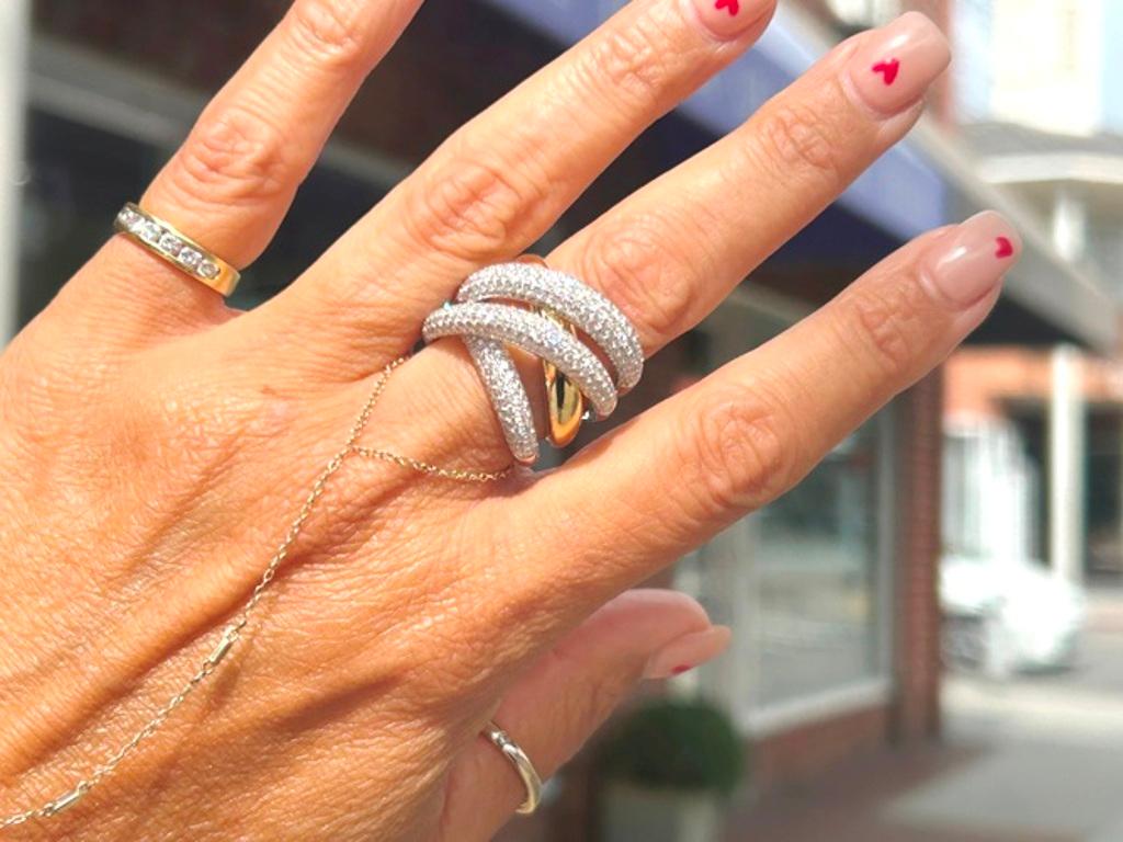 18K Gelbgold Pave' Crossover 4 Row Diamantring 2,17 Karat im Zustand „Gut“ im Angebot in Beverly Hills, CA