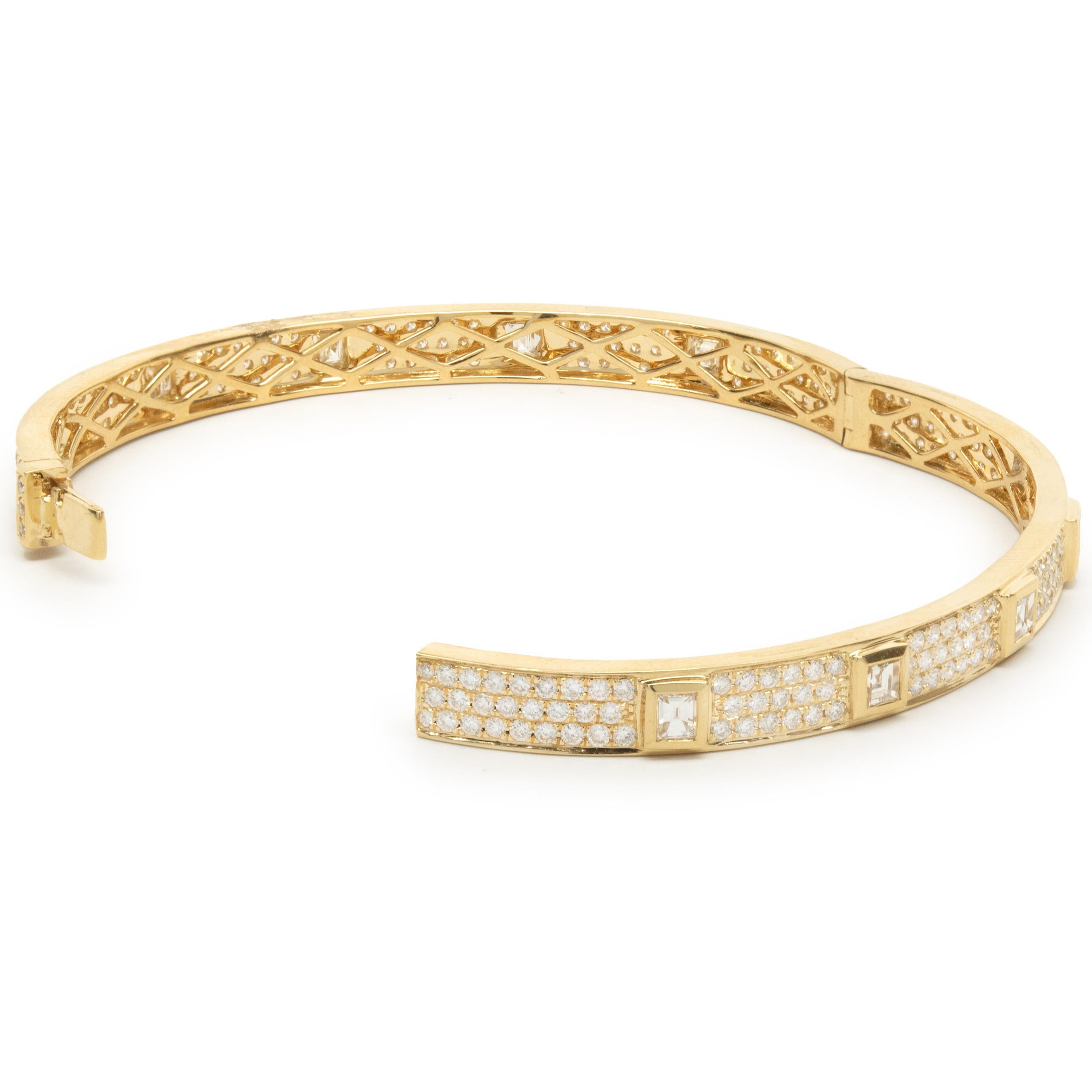 Designer: individuell 
Material: 18K Gelbgold
Diamant: 237 runder Brillantschliff = 2,80cttw
Farbe:  G
Klarheit: VS2
Diamant: 10 Asscher-Schliff = 1,44cttw
Farbe:  G
Klarheit: VS2-SI1
Abmessungen: Das Armband passt an ein Handgelenk von bis zu 7,5