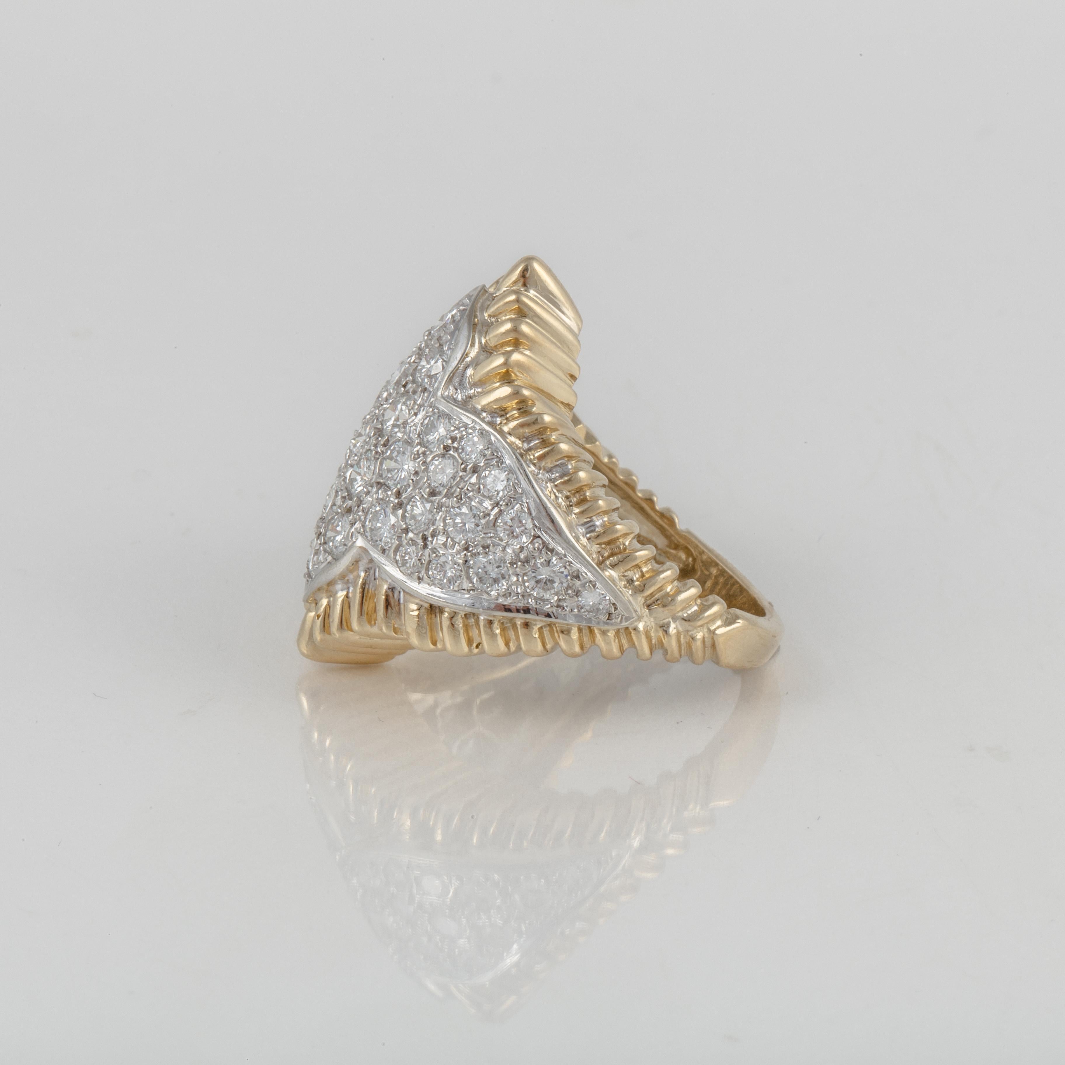 1970er-Ring aus 18 Karat Gelbgold mit runden Pavé-Diamanten in Platin.  Es gibt 41 runde Diamanten von insgesamt 3,75 Karat, Farbe H-I und Reinheit VS-SI.  Der Ring hat die Größe 7,  mit einer Präsentationsfläche von 7/8 Zoll mal 1 1/8 Zoll.
