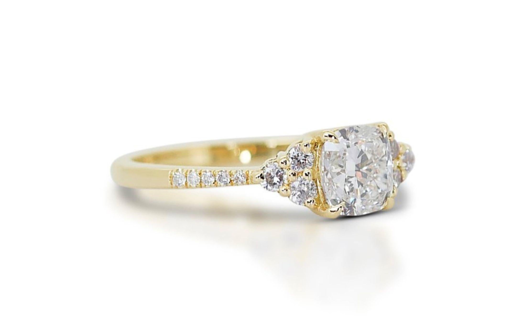 18K Yellow Gold Pave Diamond Ring with a Captivating 1.01ct Cushion-cut Diamond In New Condition In רמת גן, IL