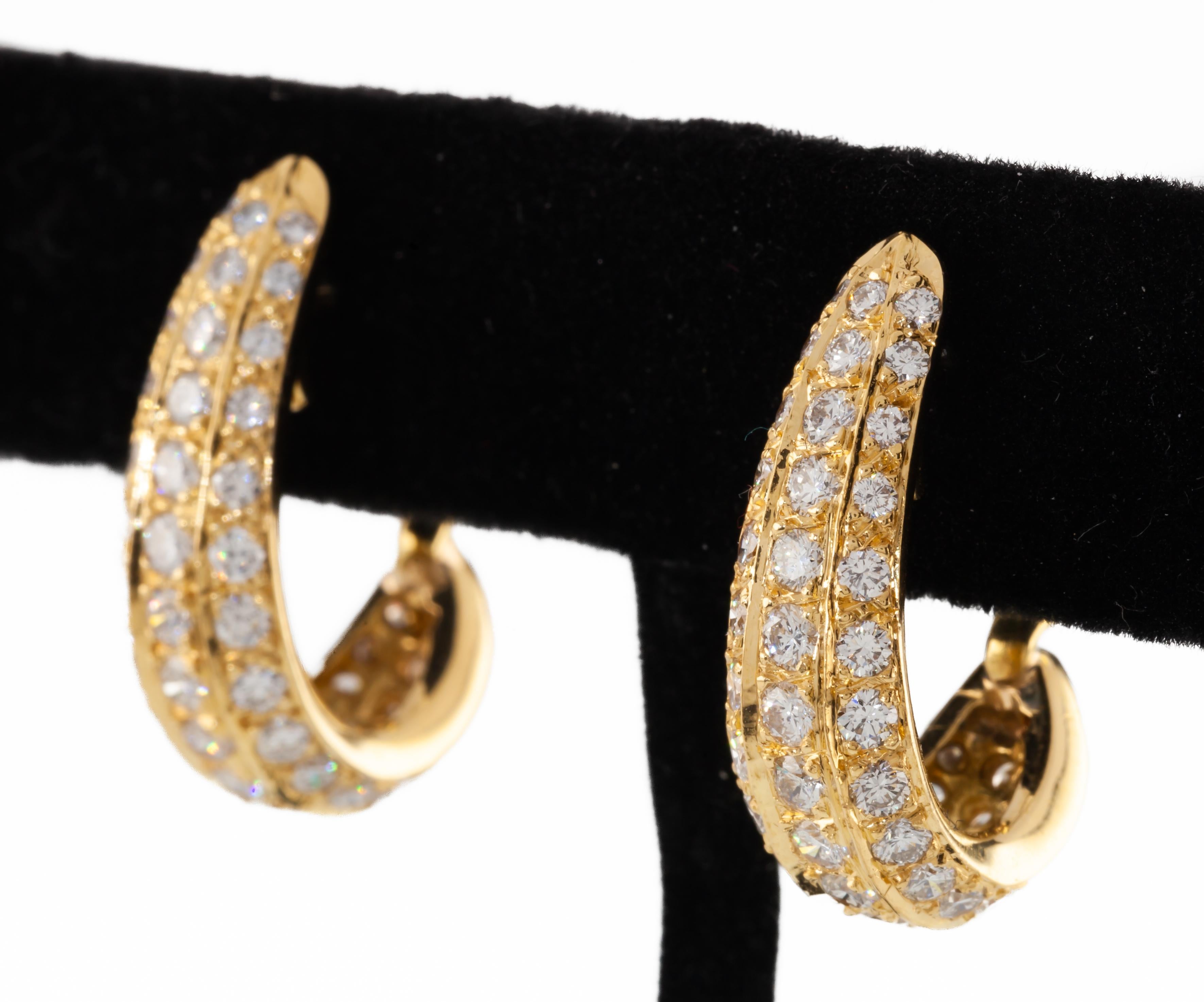 Boucles d'oreilles Huggie en or jaune 18k avec diamants pavés à trois rangs TDW = 2.75 Ct en vente 4