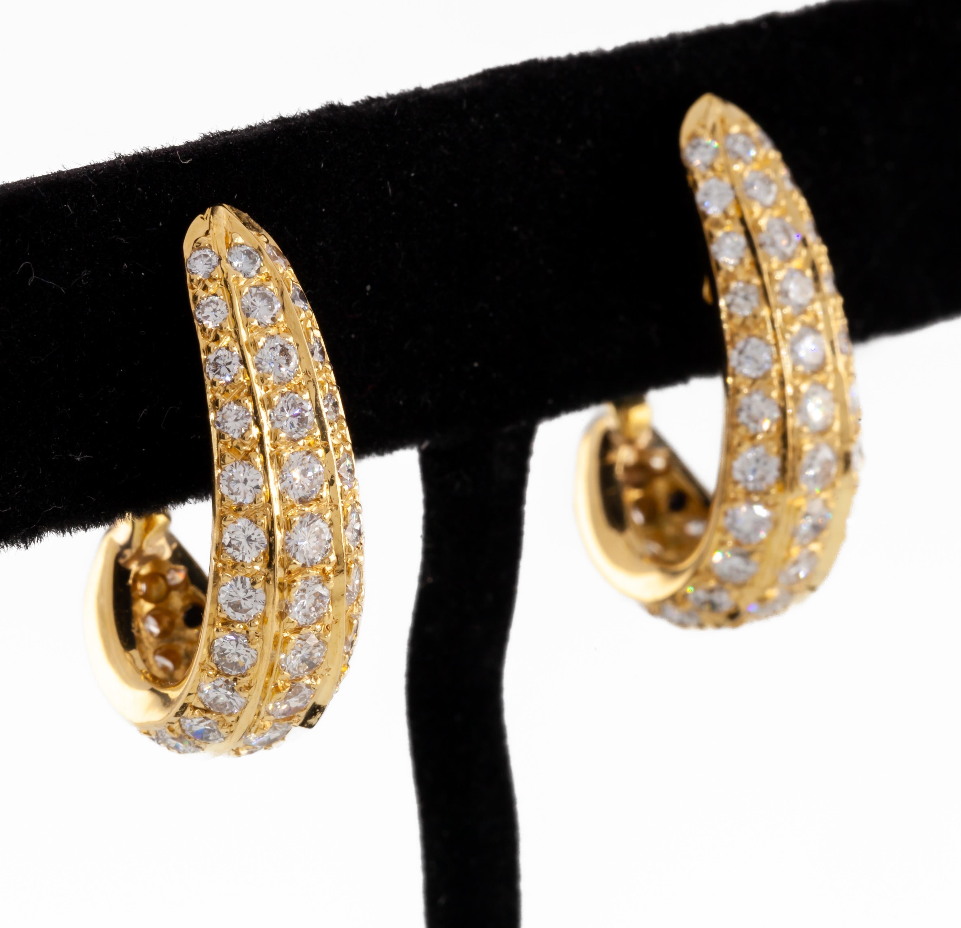 Boucles d'oreilles Huggie en or jaune 18k avec diamants pavés à trois rangs TDW = 2.75 Ct en vente 5