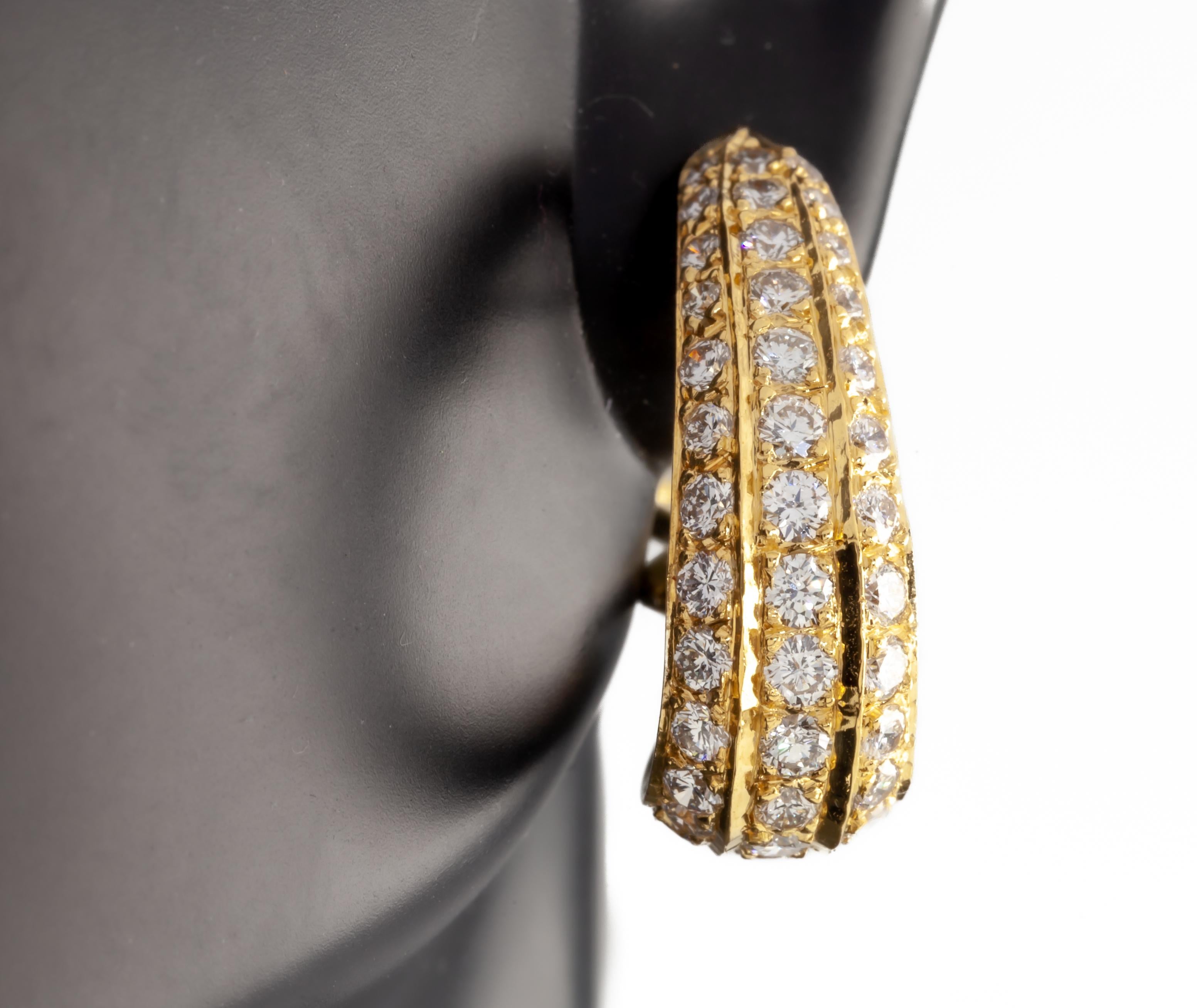 Boucles d'oreilles Huggie en or jaune 18k avec diamants pavés à trois rangs TDW = 2.75 Ct en vente 6