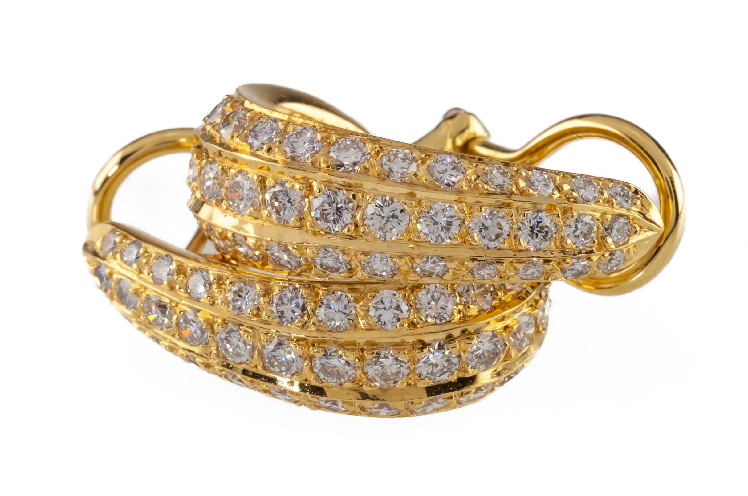 Boucles d'oreilles Huggie en or jaune 18k avec diamants pavés à trois rangs TDW = 2.75 Ct en vente 1
