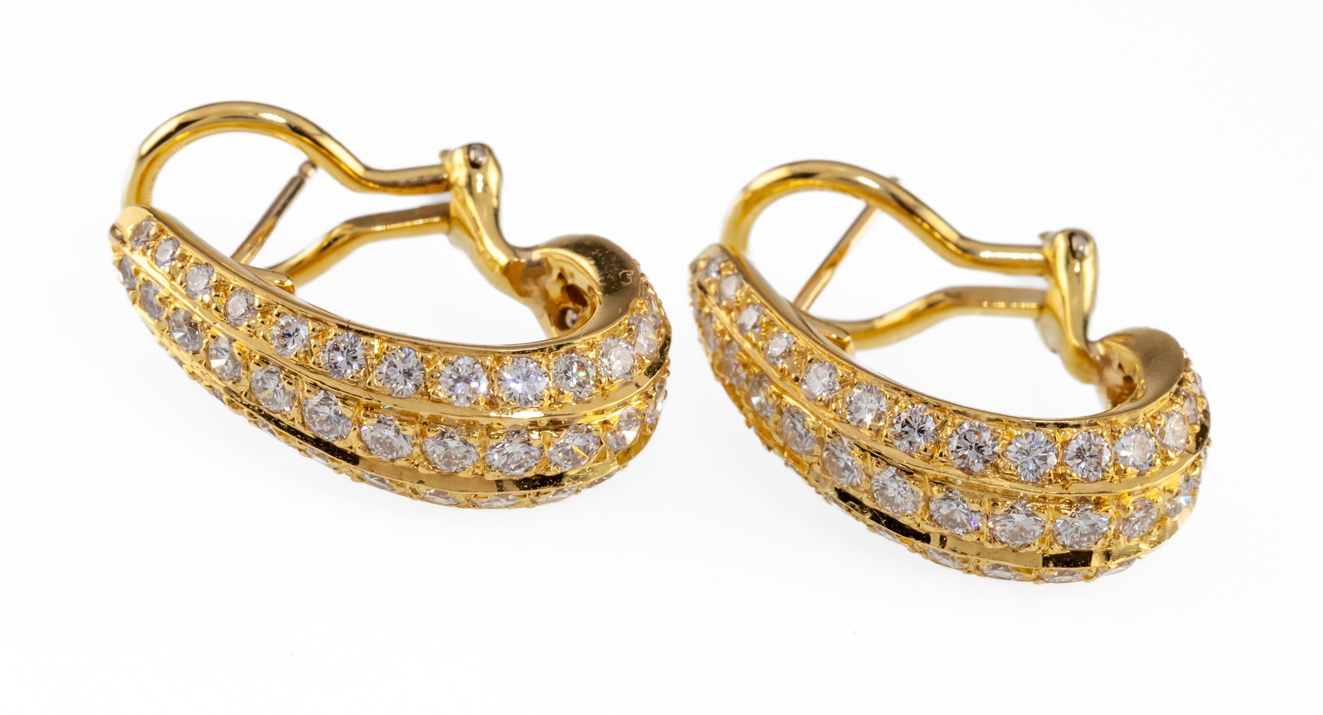 Boucles d'oreilles Huggie en or jaune 18k avec diamants pavés à trois rangs TDW = 2.75 Ct en vente 2