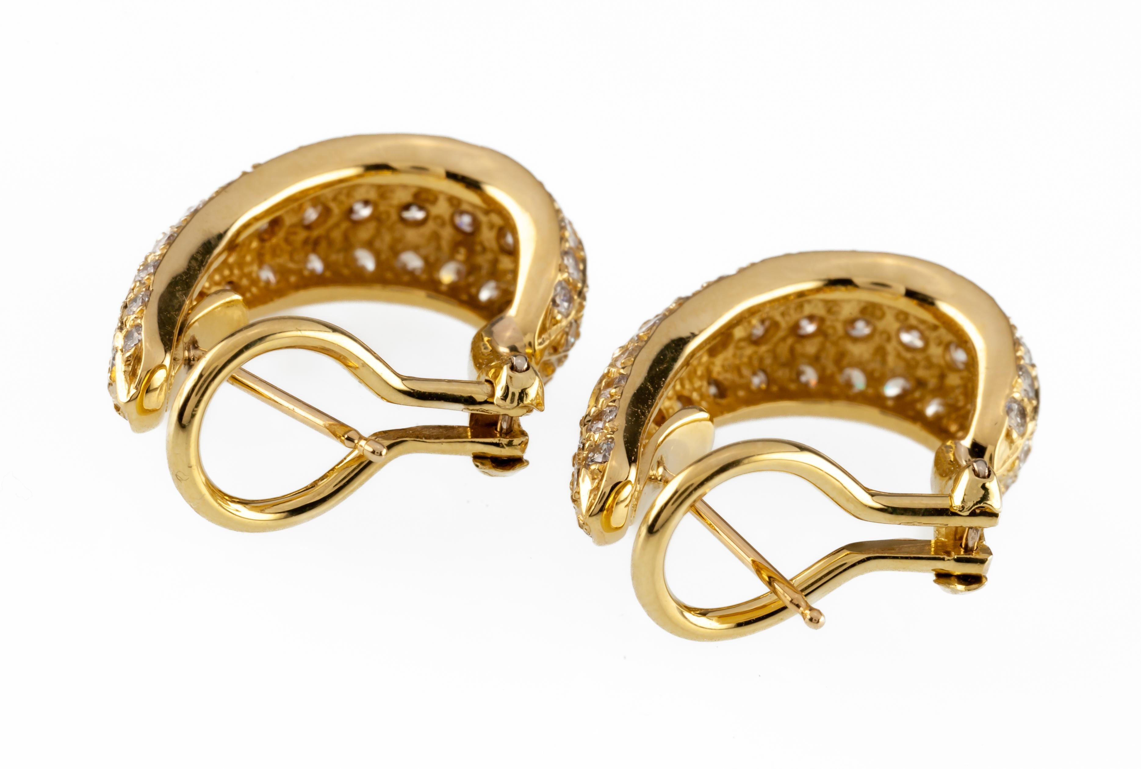 Boucles d'oreilles Huggie en or jaune 18k avec diamants pavés à trois rangs TDW = 2.75 Ct en vente 3