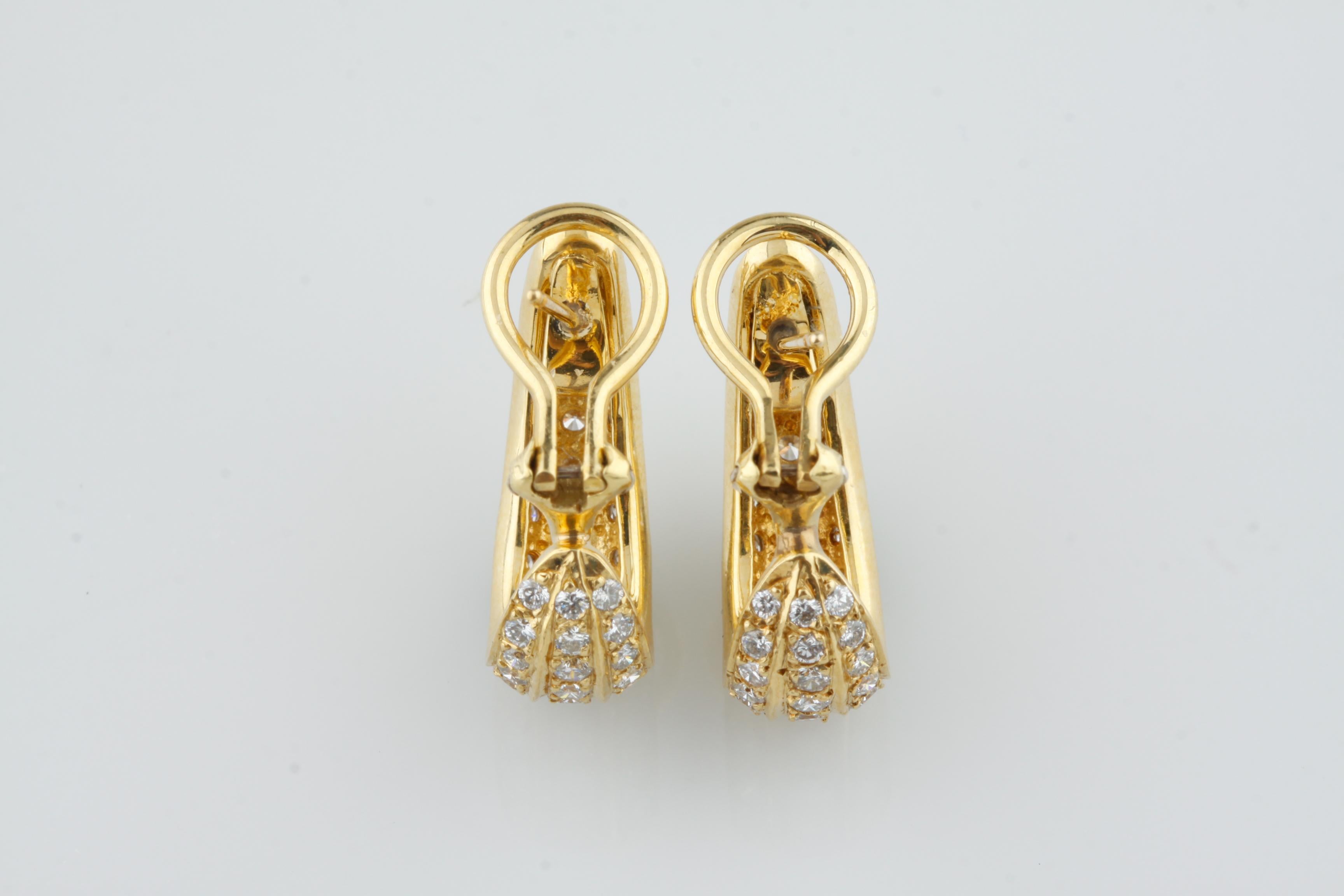 18 Karat Gelbgold Pavé-Diamant-Dreireihige Huggie-Ohrringe TDW = 2,75 Karat (Moderne) im Angebot