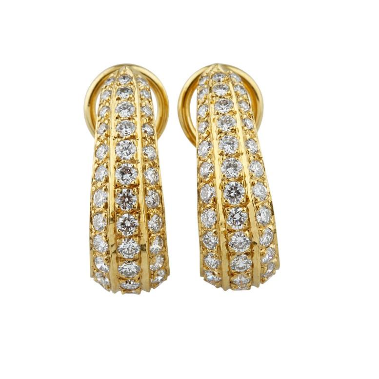 Taille ronde Boucles d'oreilles Huggie en or jaune 18k avec diamants pavés à trois rangs TDW = 2.75 Ct en vente
