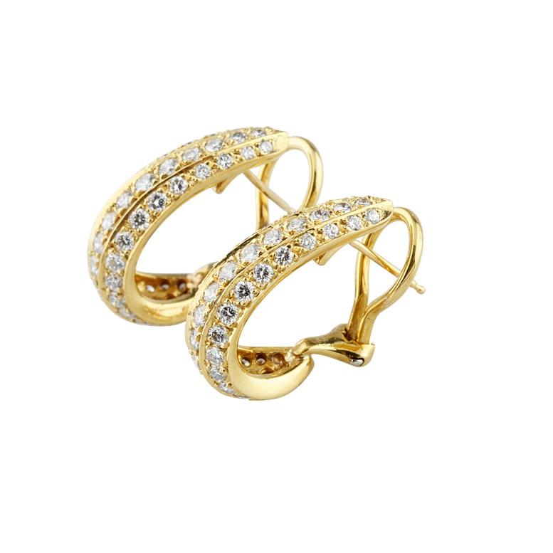 Boucles d'oreilles Huggie en or jaune 18k avec diamants pavés à trois rangs TDW = 2.75 Ct Bon état - En vente à Sherman Oaks, CA