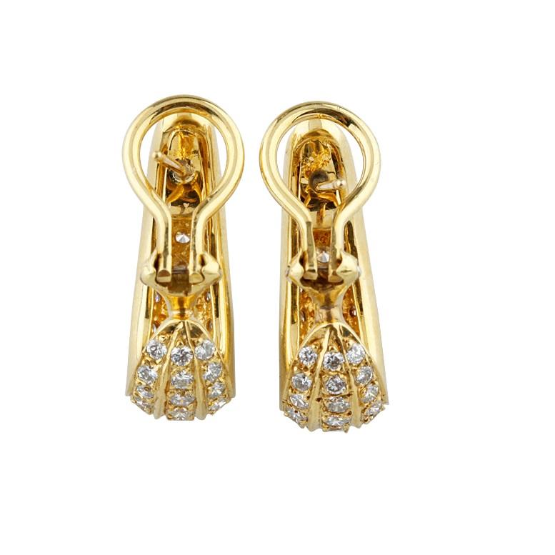 Boucles d'oreilles Huggie en or jaune 18k avec diamants pavés à trois rangs TDW = 2.75 Ct Pour femmes en vente