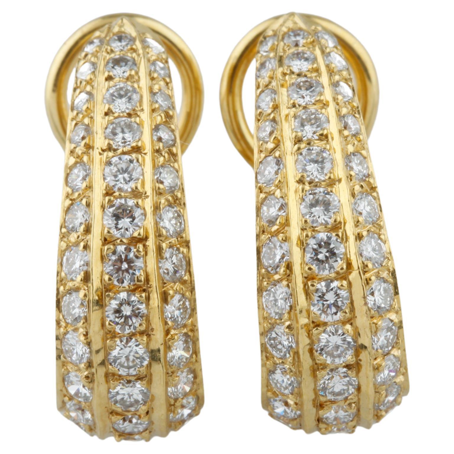 Boucles d'oreilles Huggie en or jaune 18k avec diamants pavés à trois rangs TDW = 2.75 Ct en vente