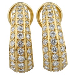 Boucles d'oreilles Huggie en or jaune 18k avec diamants pavés à trois rangs TDW = 2.75 Ct