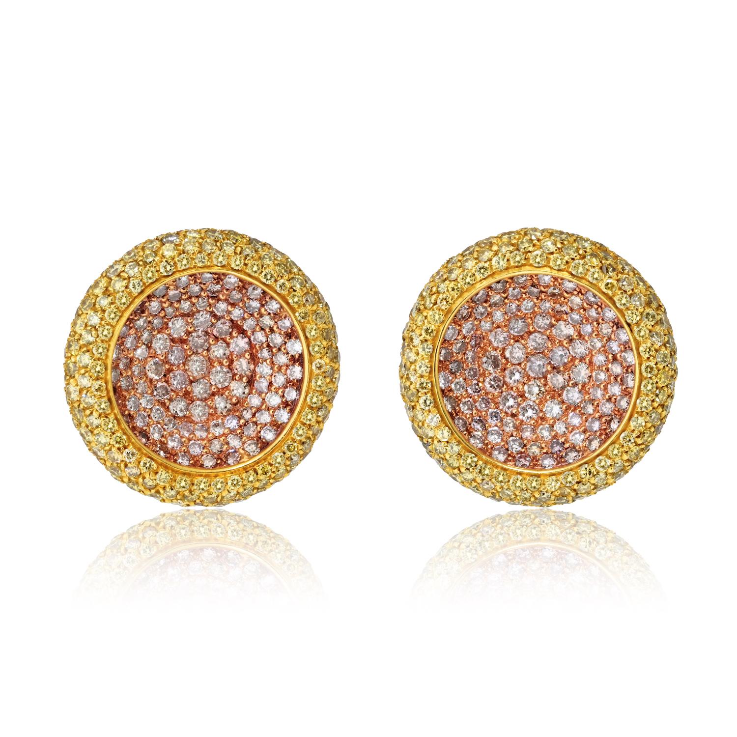 Ces boucles d'oreilles à couper le souffle sont fabriquées en or jaune 18 carats et serties d'un total impressionnant de 16 carats de diamants naturels jaunes et roses. Conçue pour éblouir, chaque boucle d'oreille est entièrement pavée de diamants