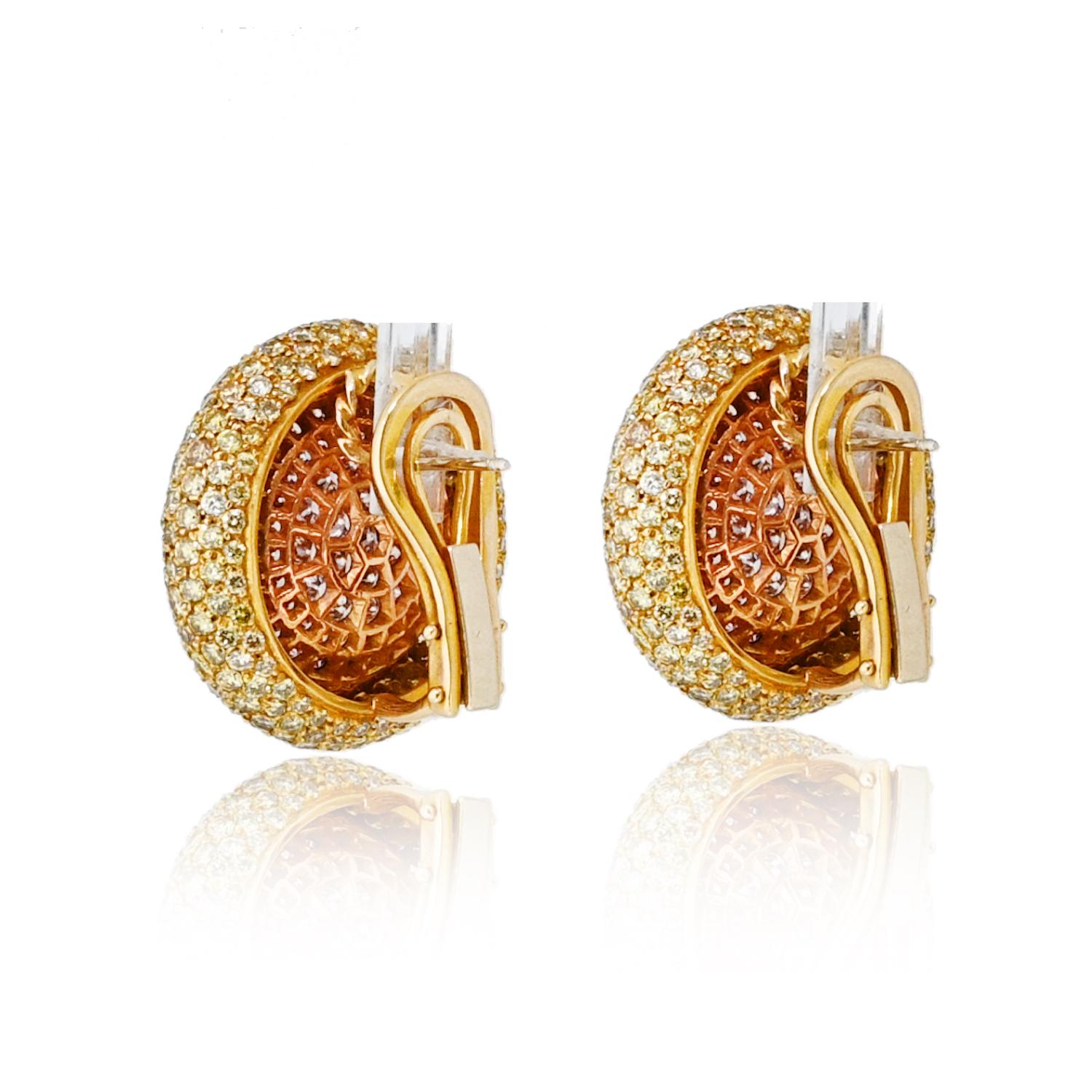 Taille ronde Boucles d'oreilles circulaires en or jaune 18 carats avec diamants taillés en rond et pavés en vente