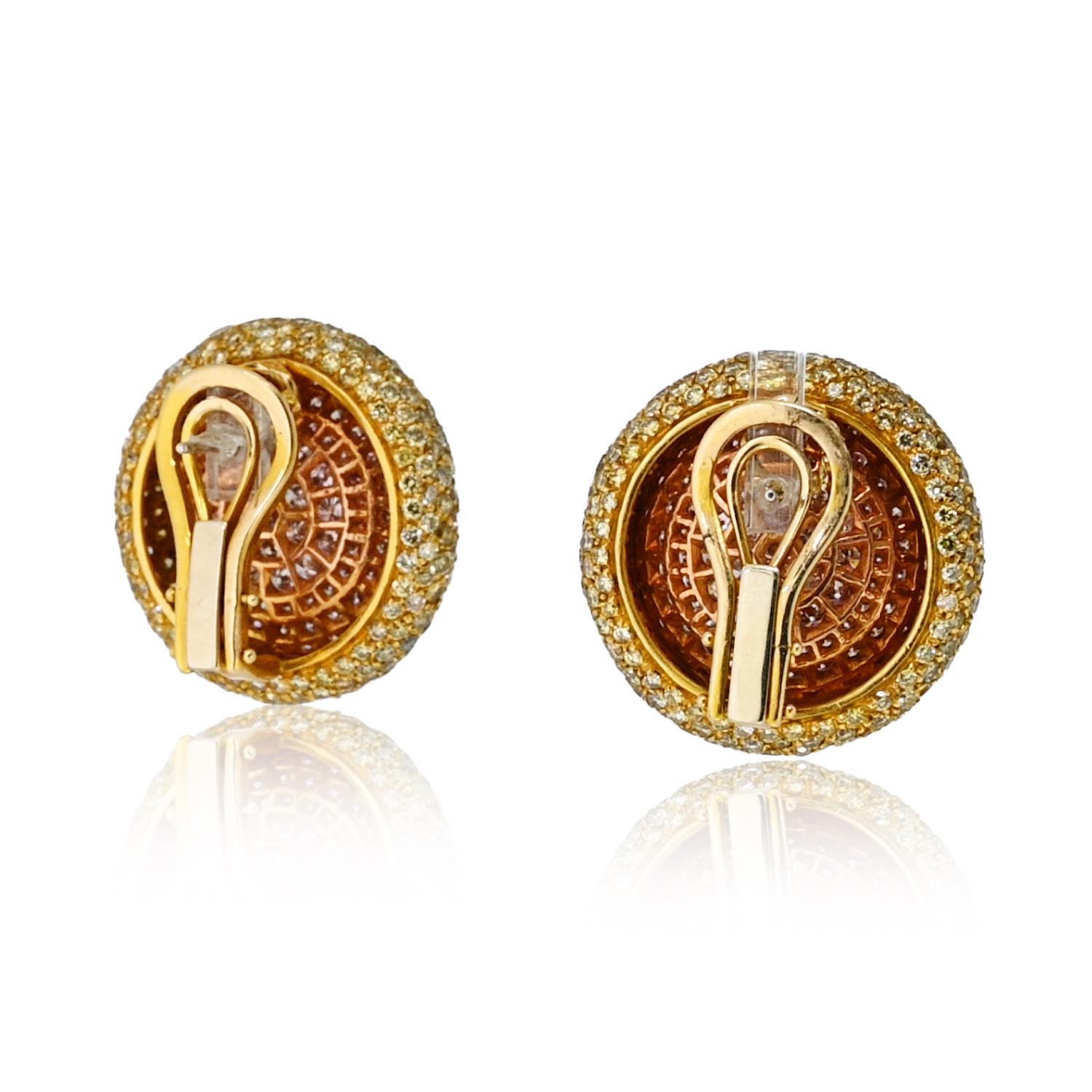 Boucles d'oreilles circulaires en or jaune 18 carats avec diamants taillés en rond et pavés Excellent état - En vente à New York, NY