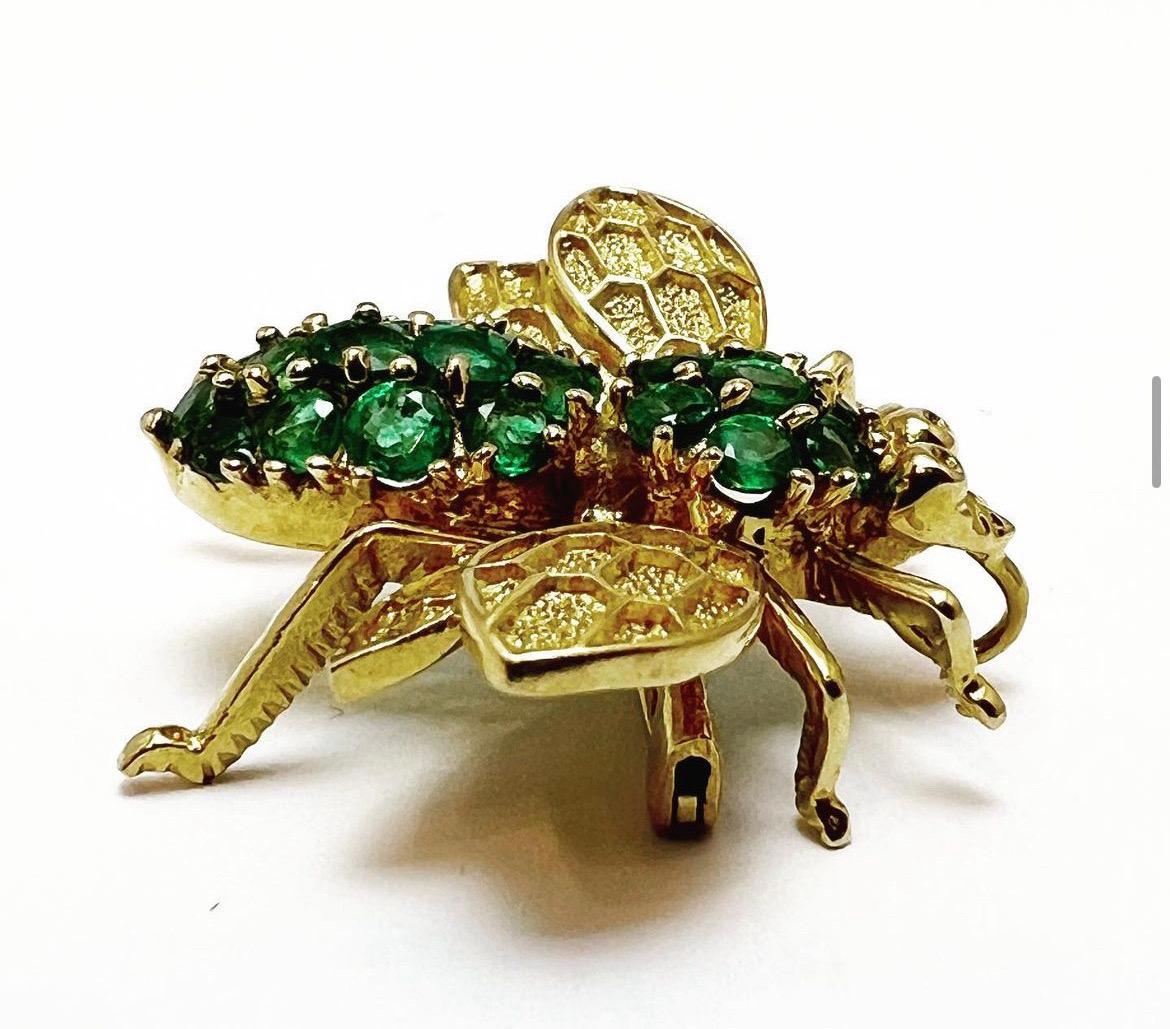 Amazing and original 18 Kt yellow gold bee or fly pendant-brooch with pavé setting emeralds.
Looks perfect on a Business Jacket or on a Cocktail Dress.
18 K yellow Gold marked.
20 emeralds: 1.6 carats. Round cut.
The pin has a safety closure.
Width 