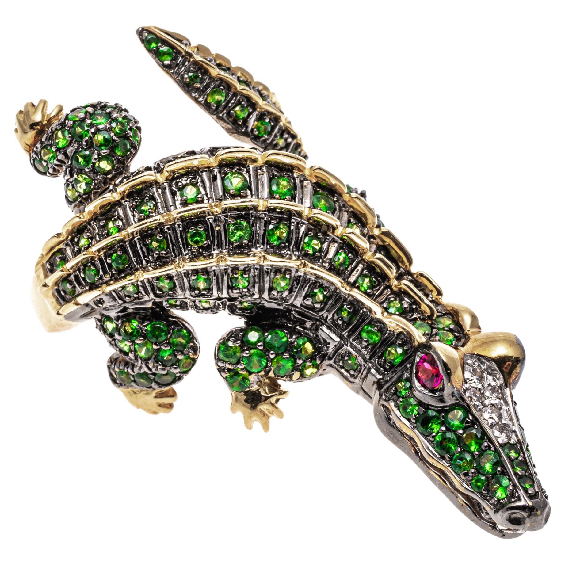 Bague bypass en or jaune 18 carats avec tsavorite pavé et diamants en forme de crocodile