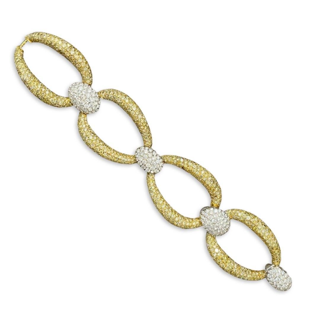 Taille ronde Bracelet en or jaune 18 carats à larges maillons ovales et diamants pavés en vente