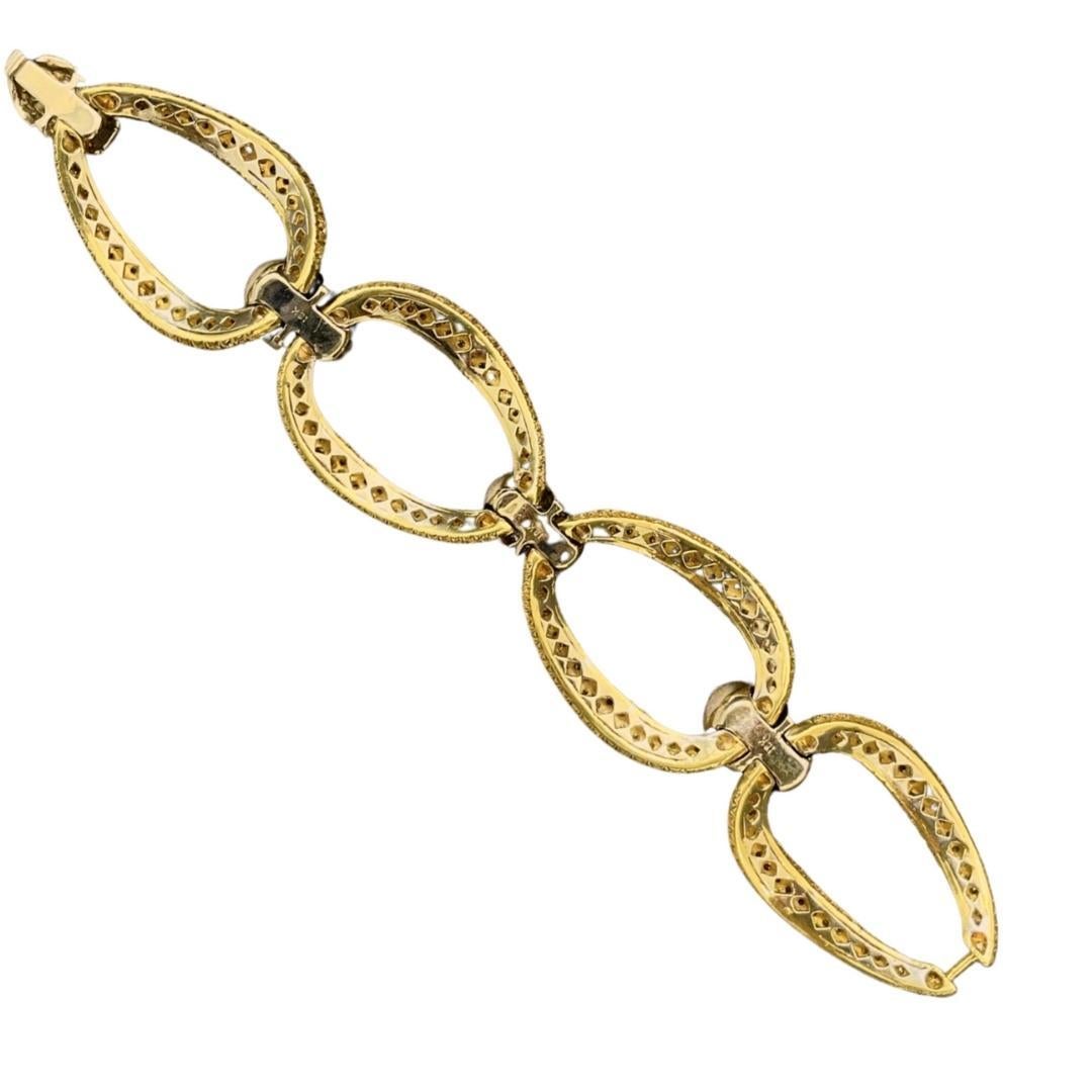 Bracelet en or jaune 18 carats à larges maillons ovales et diamants pavés Neuf - En vente à Miami, FL