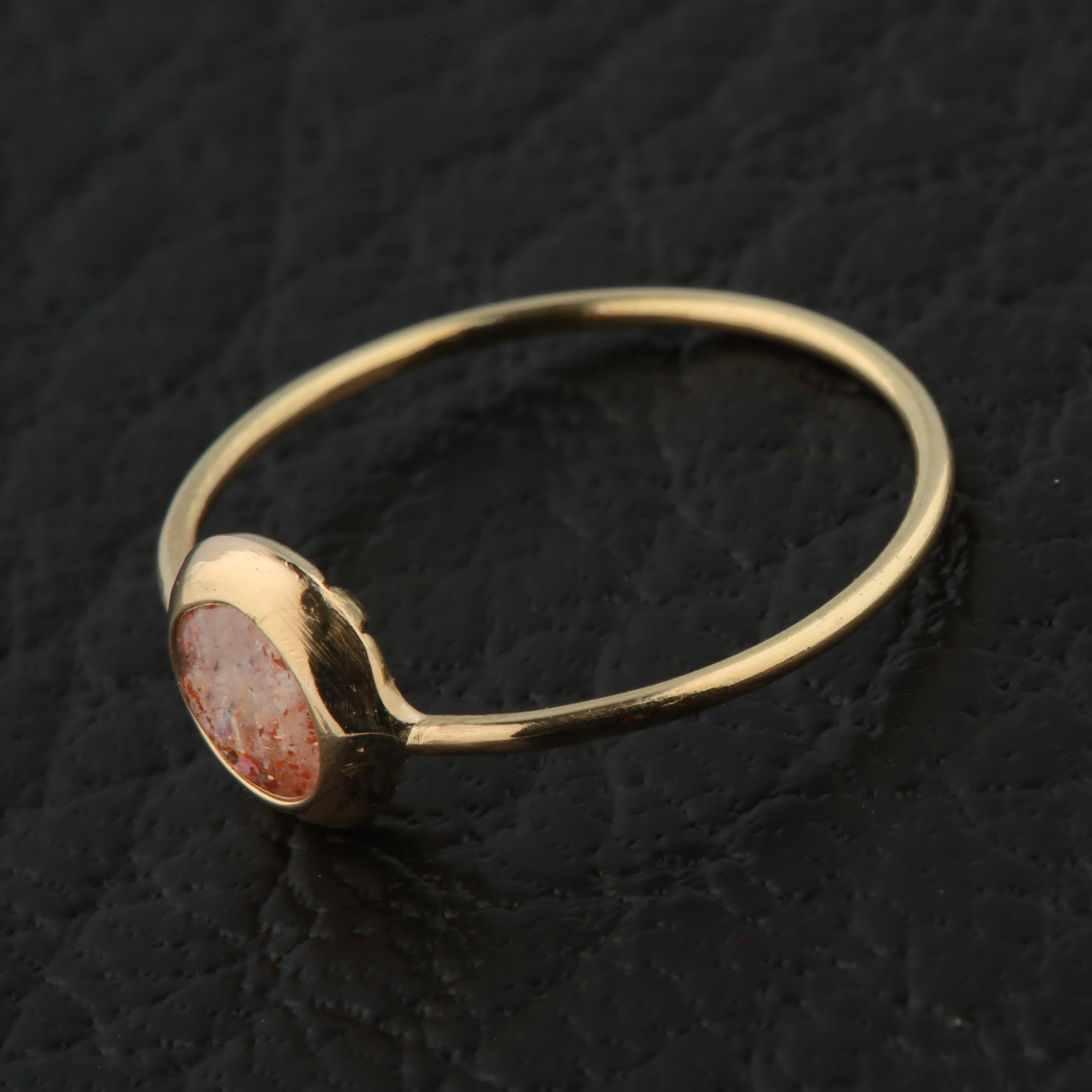 Art Nouveau Anello verde impilabile in oro giallo 18k con cabochon di pietra di luna color pesca Intini Jewels in vendita