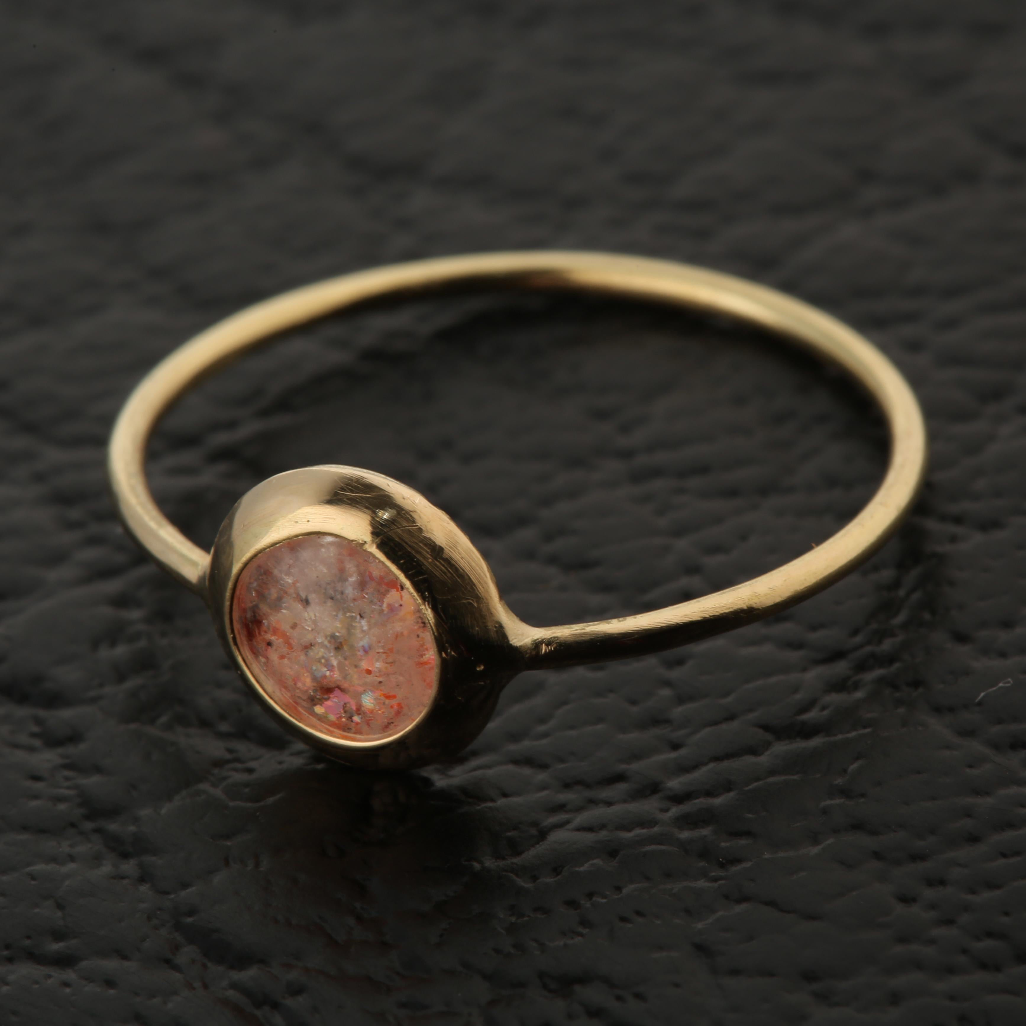 Cabochon Anello verde impilabile in oro giallo 18k con cabochon di pietra di luna color pesca Intini Jewels in vendita