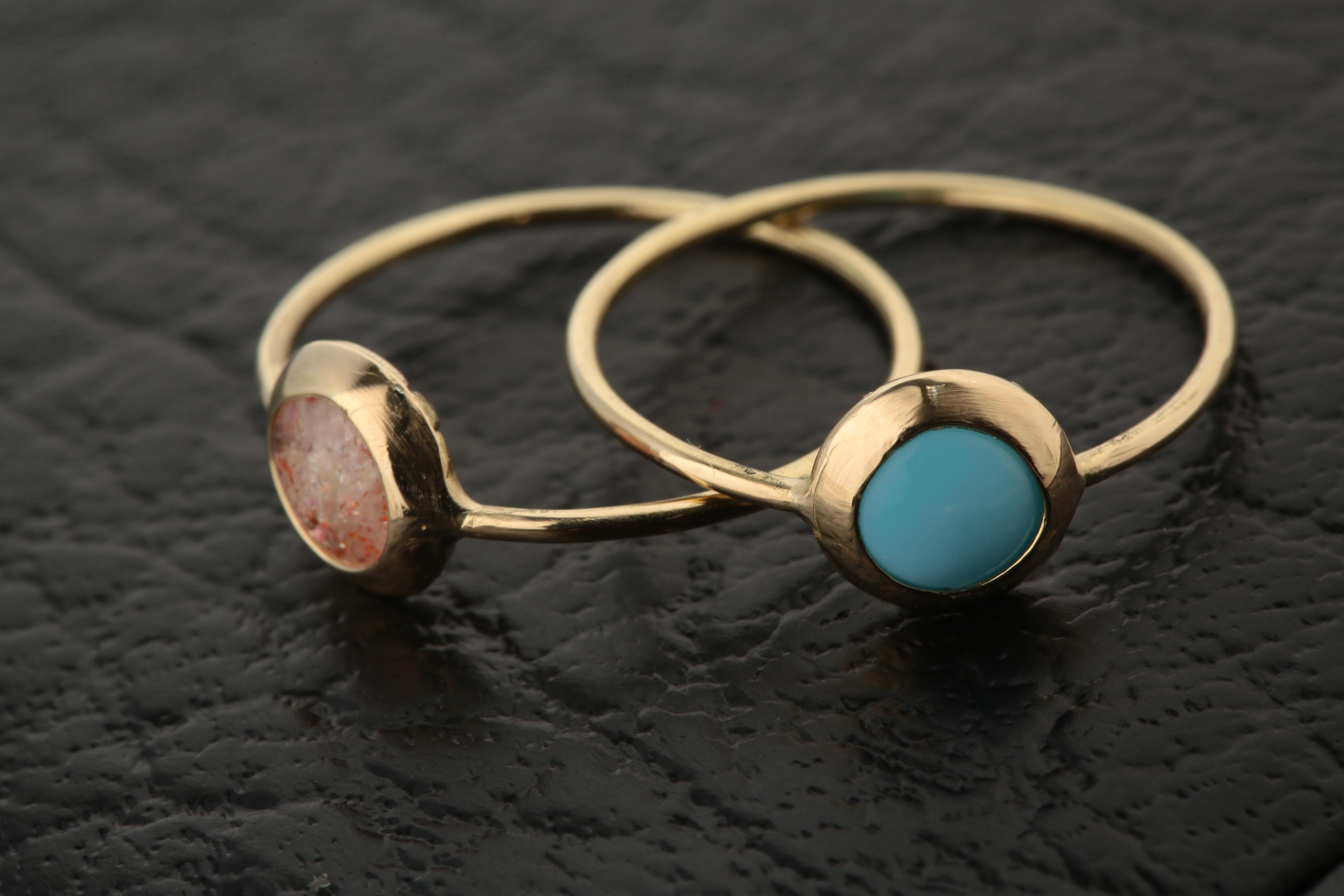 Anello verde impilabile in oro giallo 18k con cabochon di pietra di luna color pesca Intini Jewels In condizioni Nuovo in vendita a Milano, IT