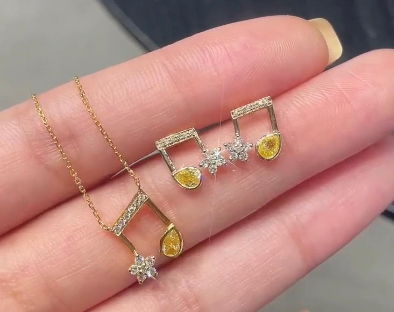 Pear Cut 18K Yellow Gold Pear-Cut Yellow Diamond Note Stud Earrings For Sale