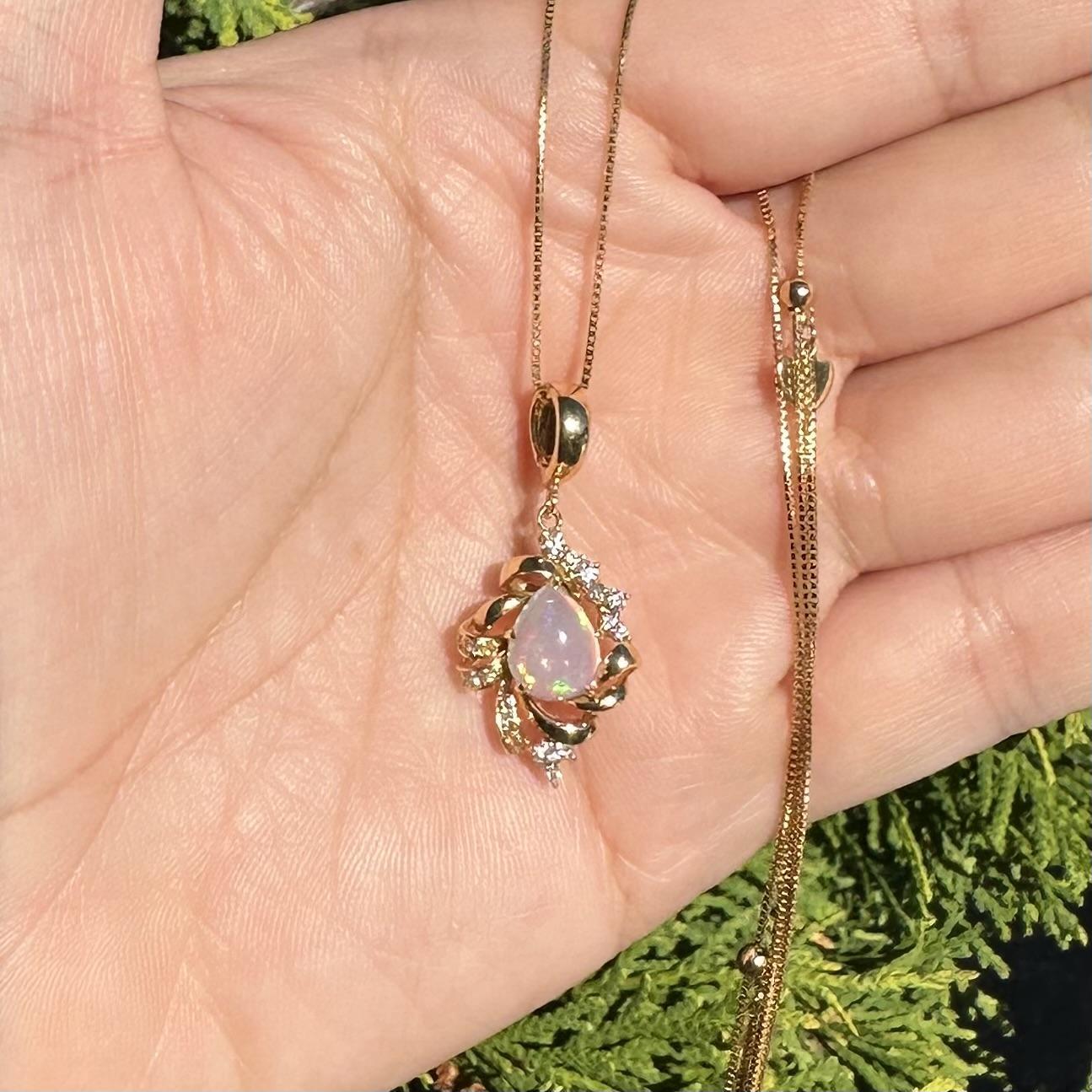 Cabochon Ciondolo a goccia con diamante e pera in oro giallo 18 carati, con catena regolabile in vendita