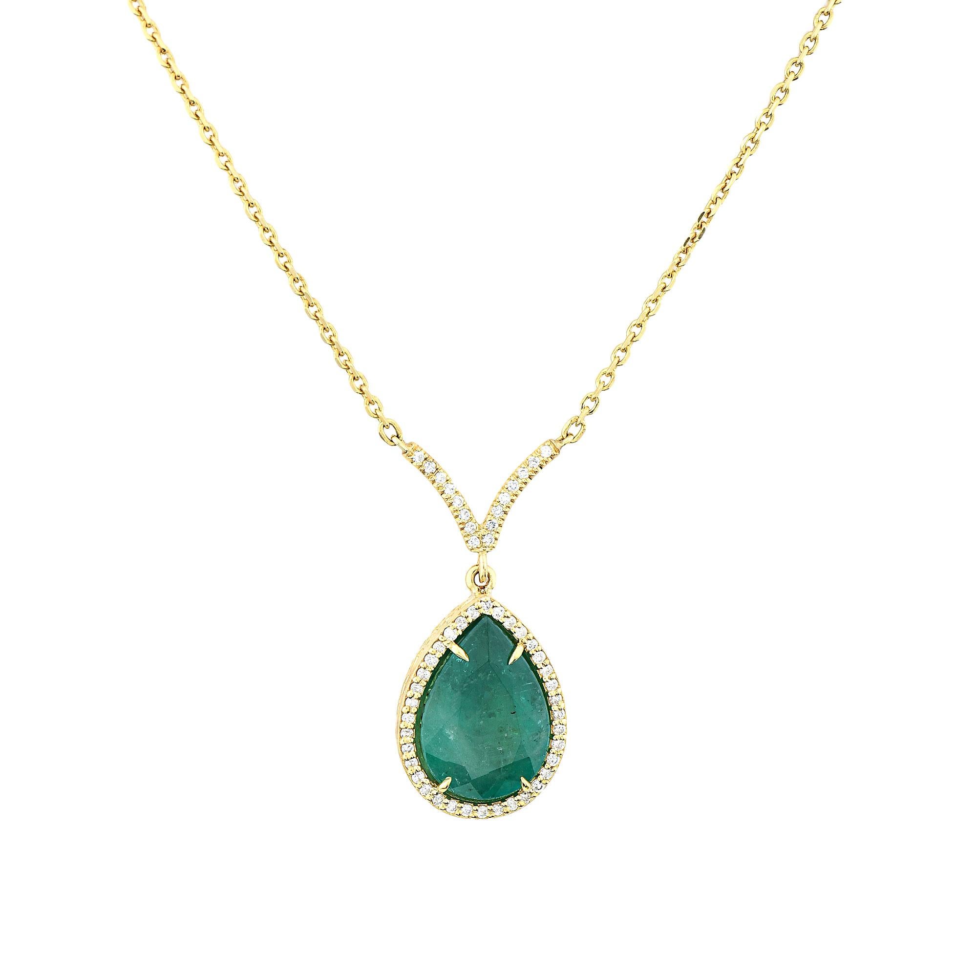 Emerald: 9.80cts

Diamonds: 2.20cts