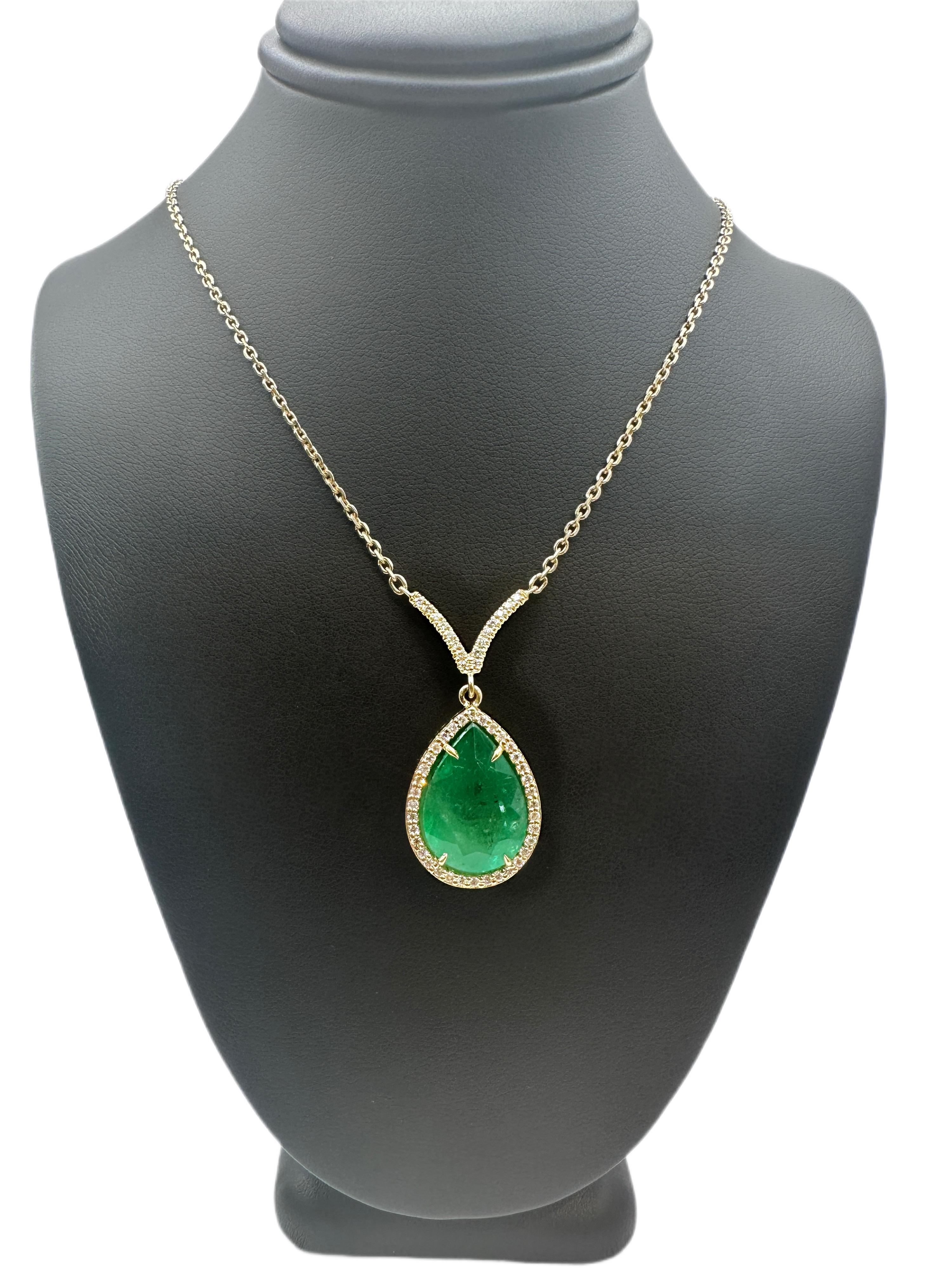 Modern 18k Yellow Gold Pear Shape Emerald Center with Diamond Halo Necklace For Sale