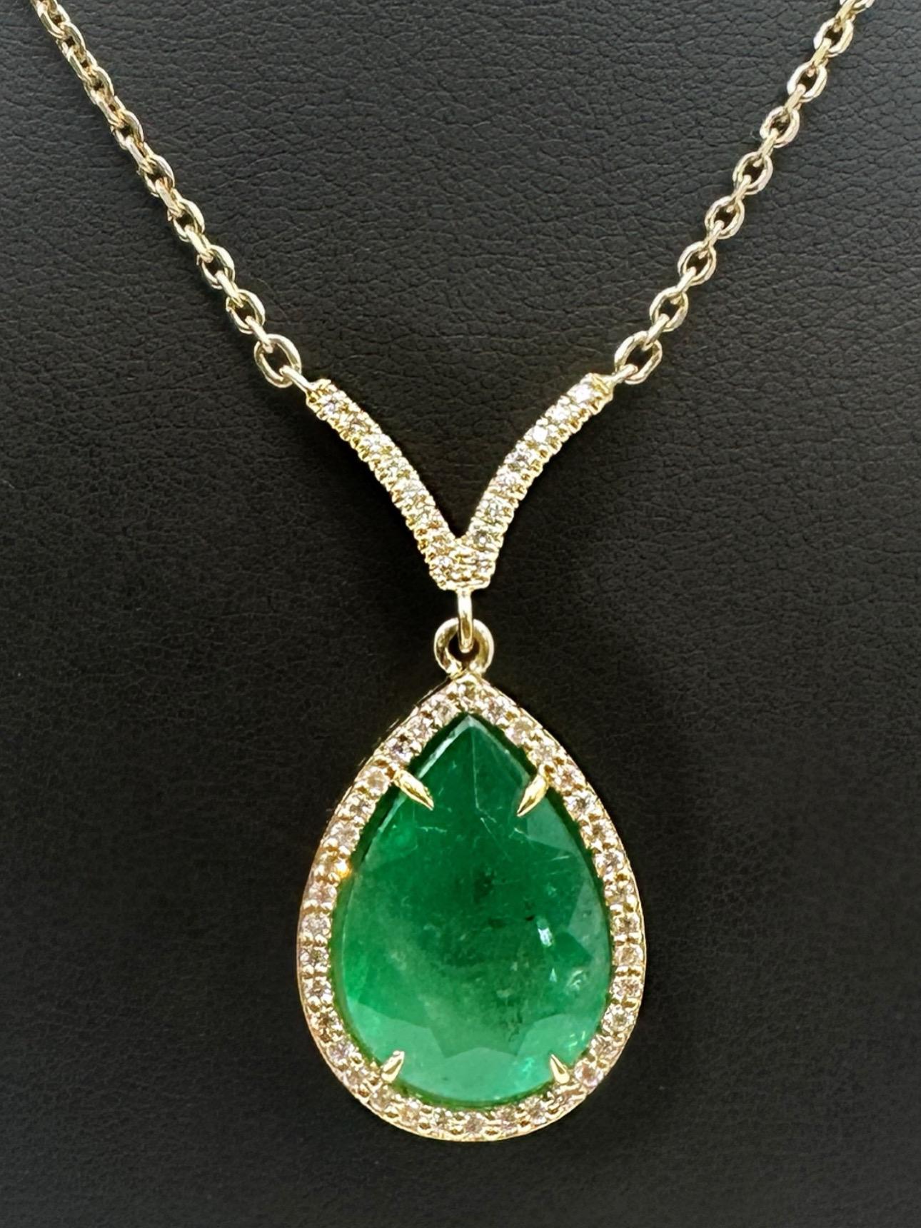 Pear Cut 18k Yellow Gold Pear Shape Emerald Center with Diamond Halo Necklace For Sale
